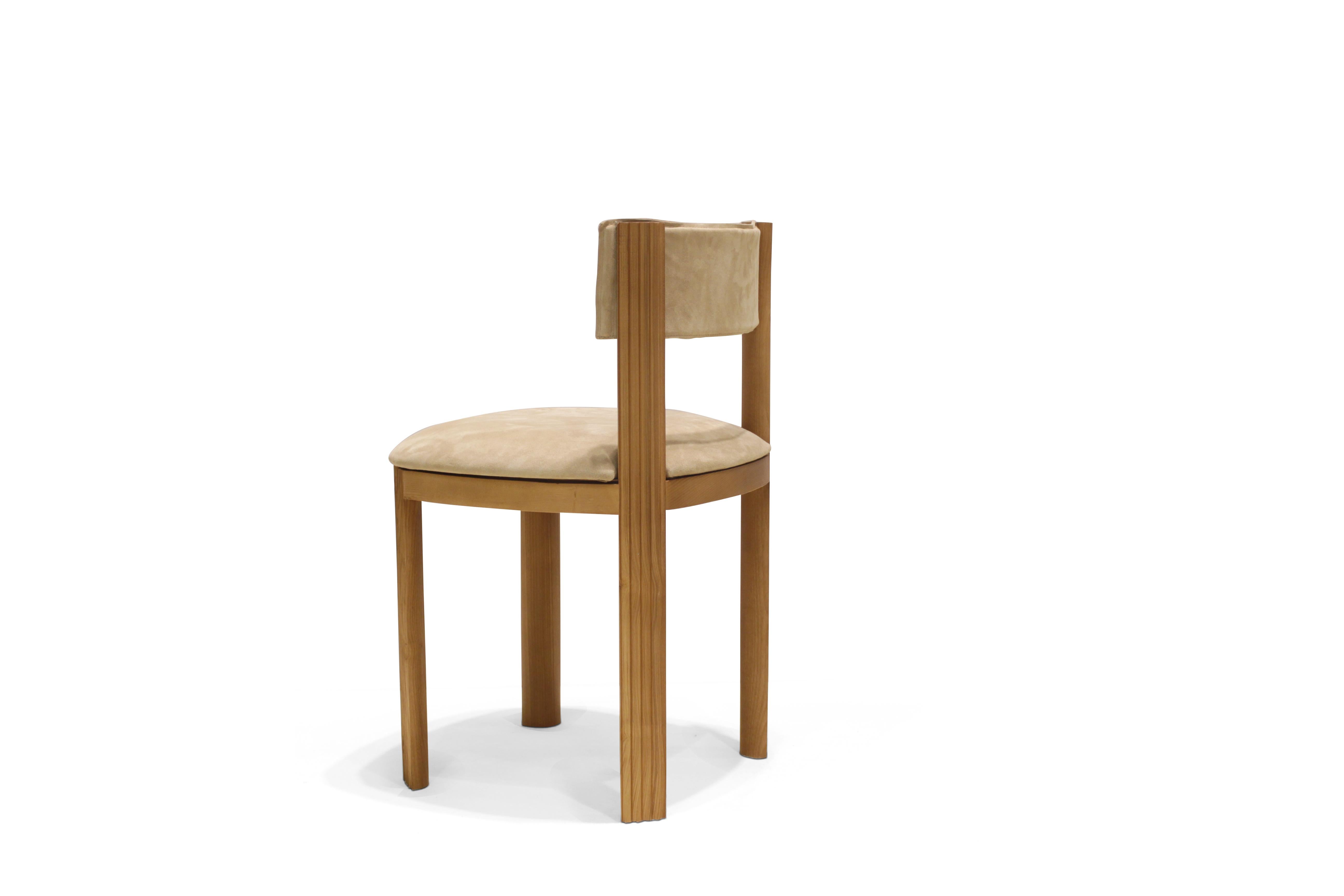 Set of 4 111 dining chair by Collector
Materials: upholstered in genuine velve siege linen.
Solid oak feet
Dimensions: W 45 x D 50 x H 77 cm SH 48 cm

111 represents all the lines incesed in the surface of the solid wood.

The Collector brand