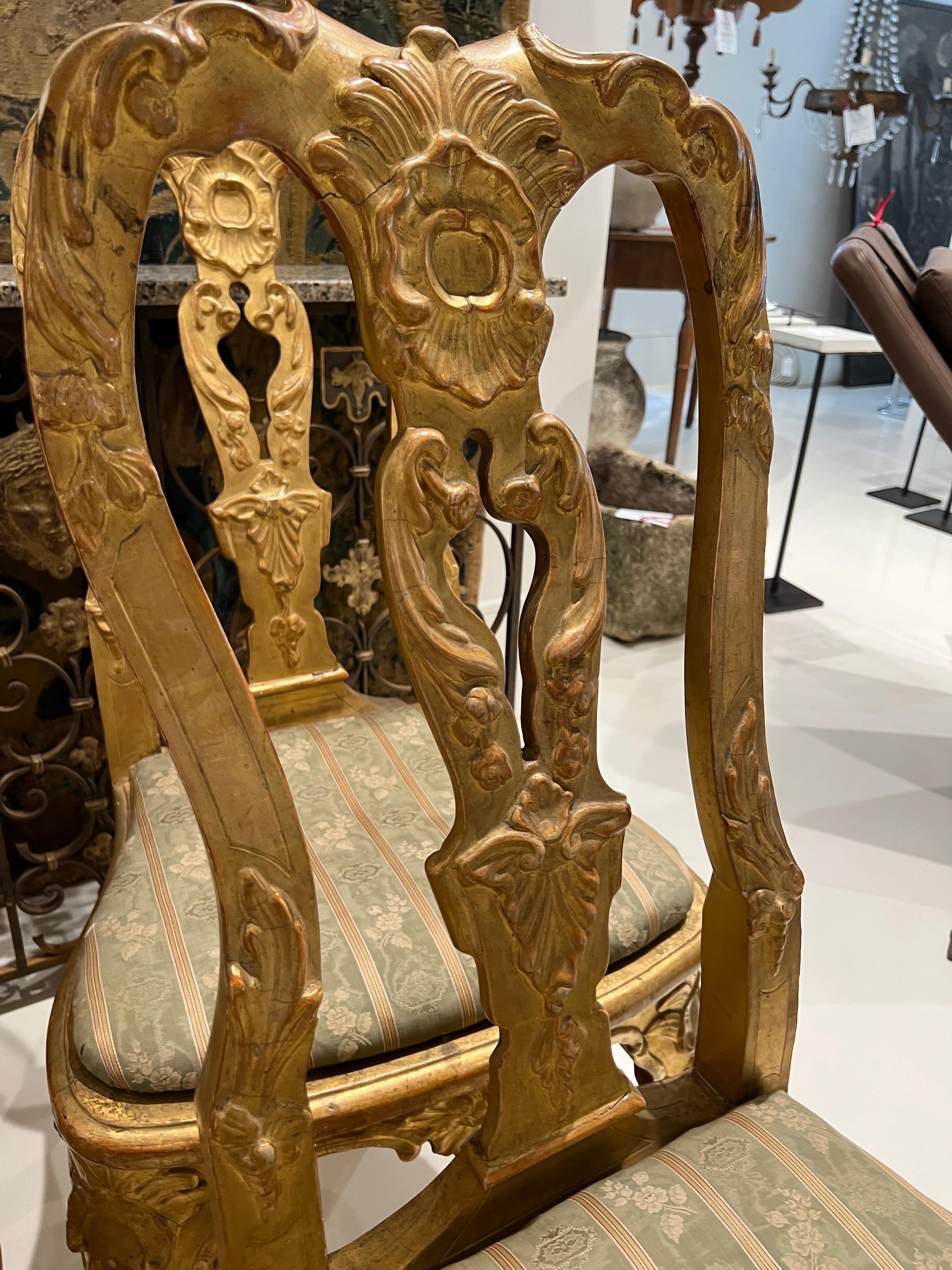 Doré Ensemble de 4 chaises dorées italiennes du 18ème siècle de Lucques en vente
