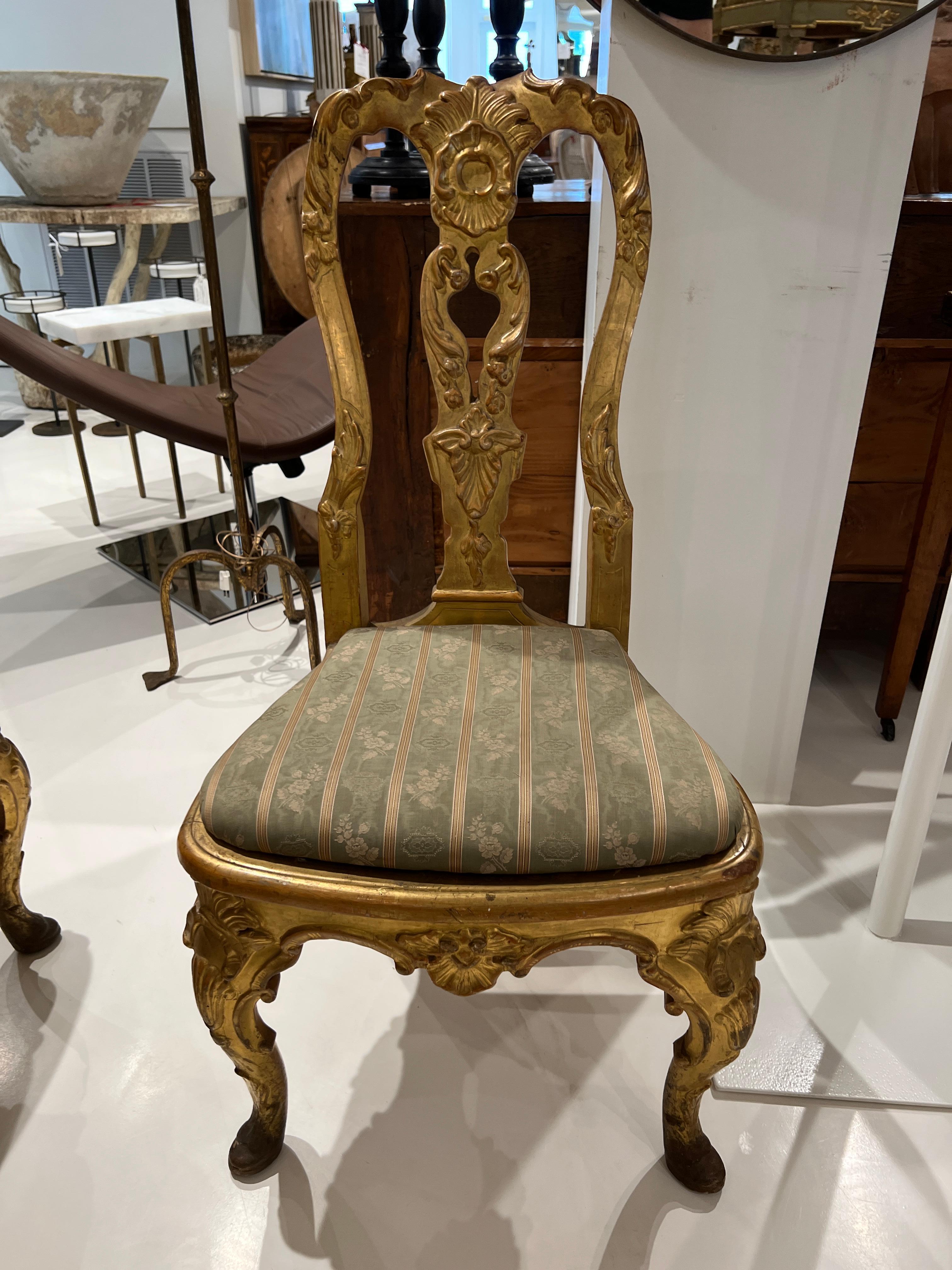 Tissu d'ameublement Ensemble de 4 chaises dorées italiennes du 18ème siècle de Lucques en vente