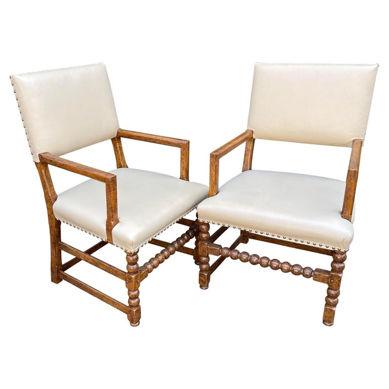 Paire de chaises de l'atelier Therien de style colonial espagnol du