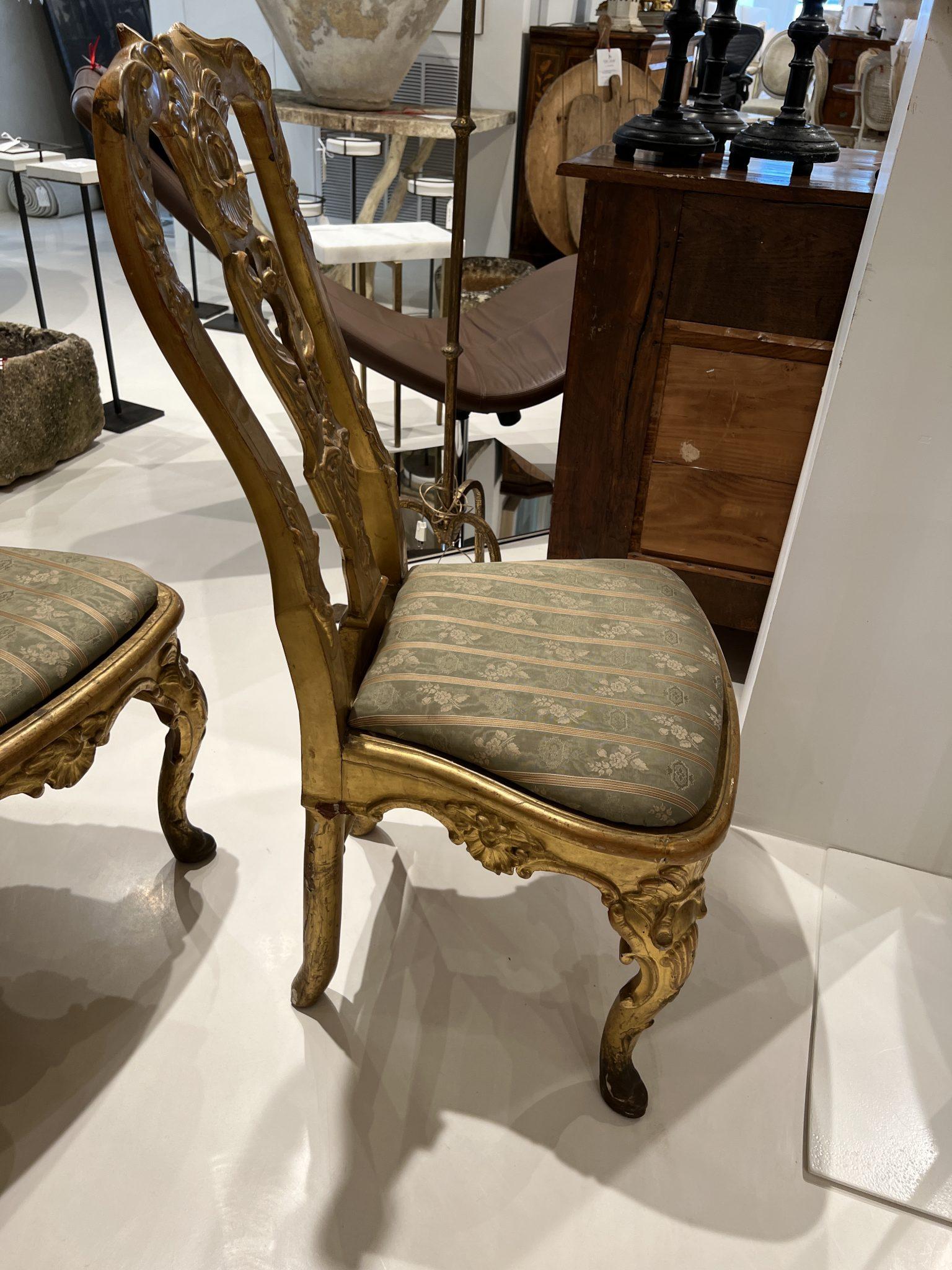Quatre élégantes chaises d'appoint assorties avec pieds en cabriole. Fortement doré. Acheté à Lucques, Italie.
Avec des détails extravagants et de magnifiques dorures, ces chaises font sensation ! Le style rococo est mis en valeur pour donner le ton