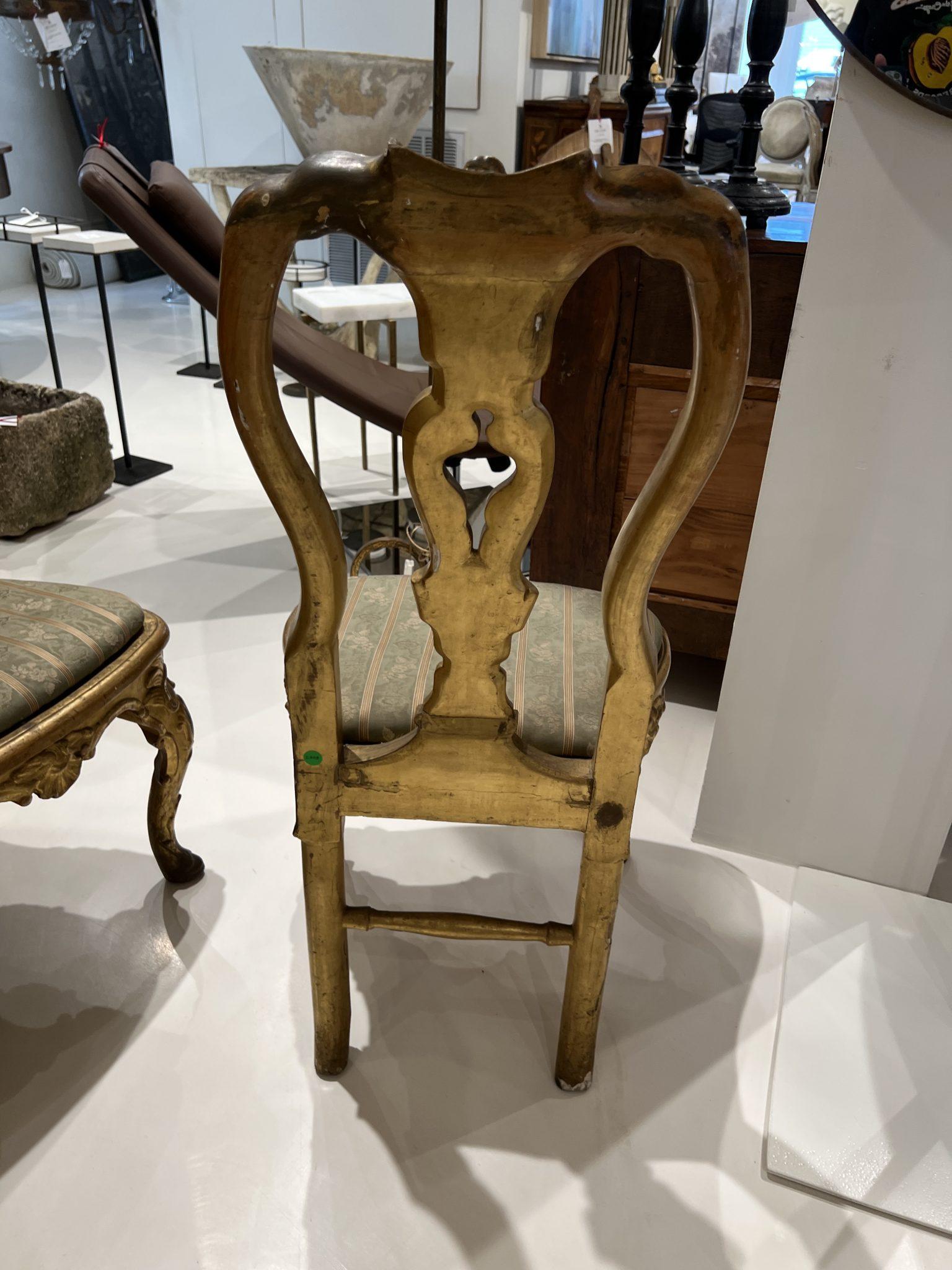 Rococo Ensemble de 4 chaises dorées italiennes du 18e siècle de Lucques en vente