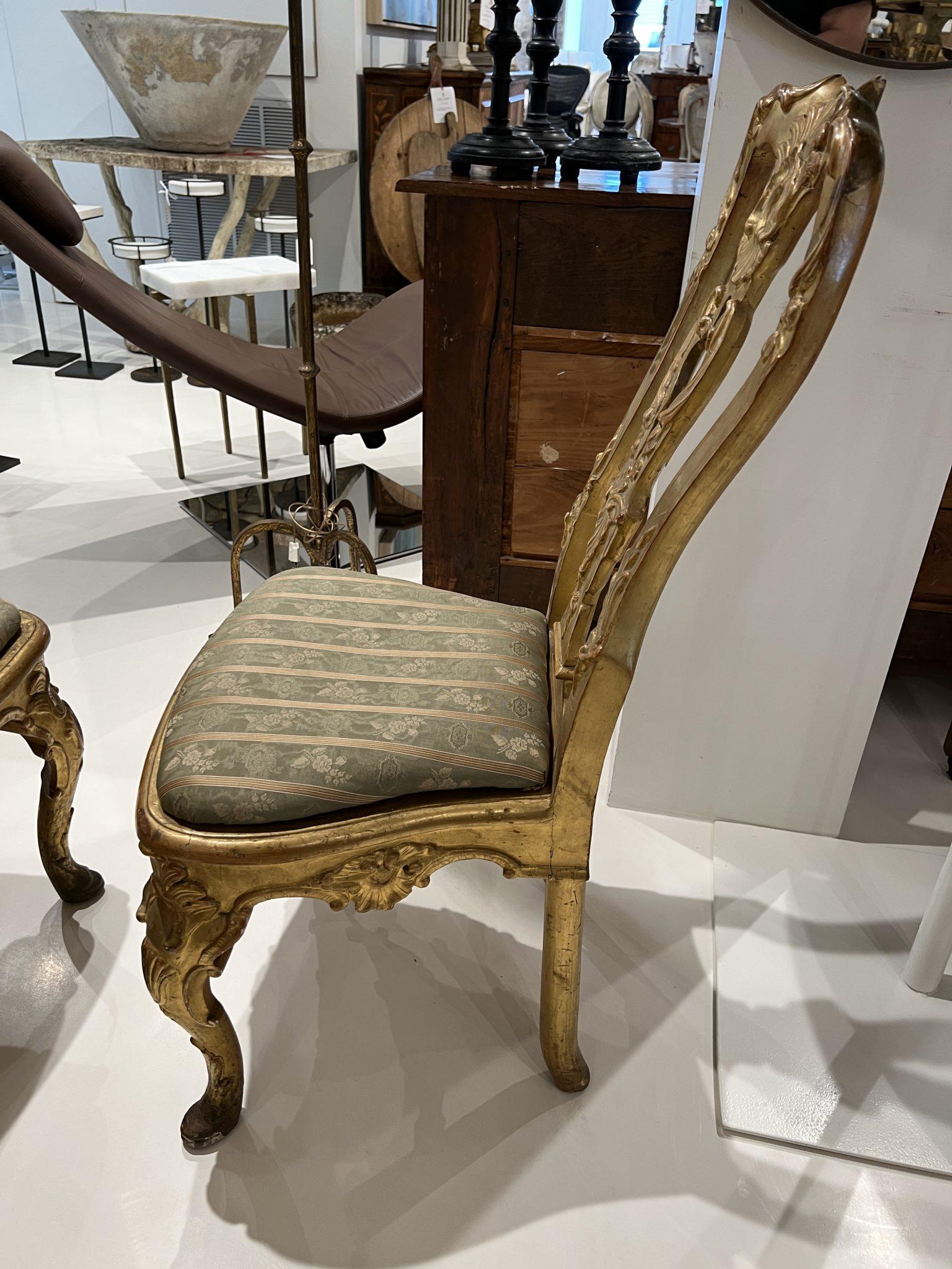 Doré Ensemble de 4 chaises dorées italiennes du 18e siècle de Lucques en vente