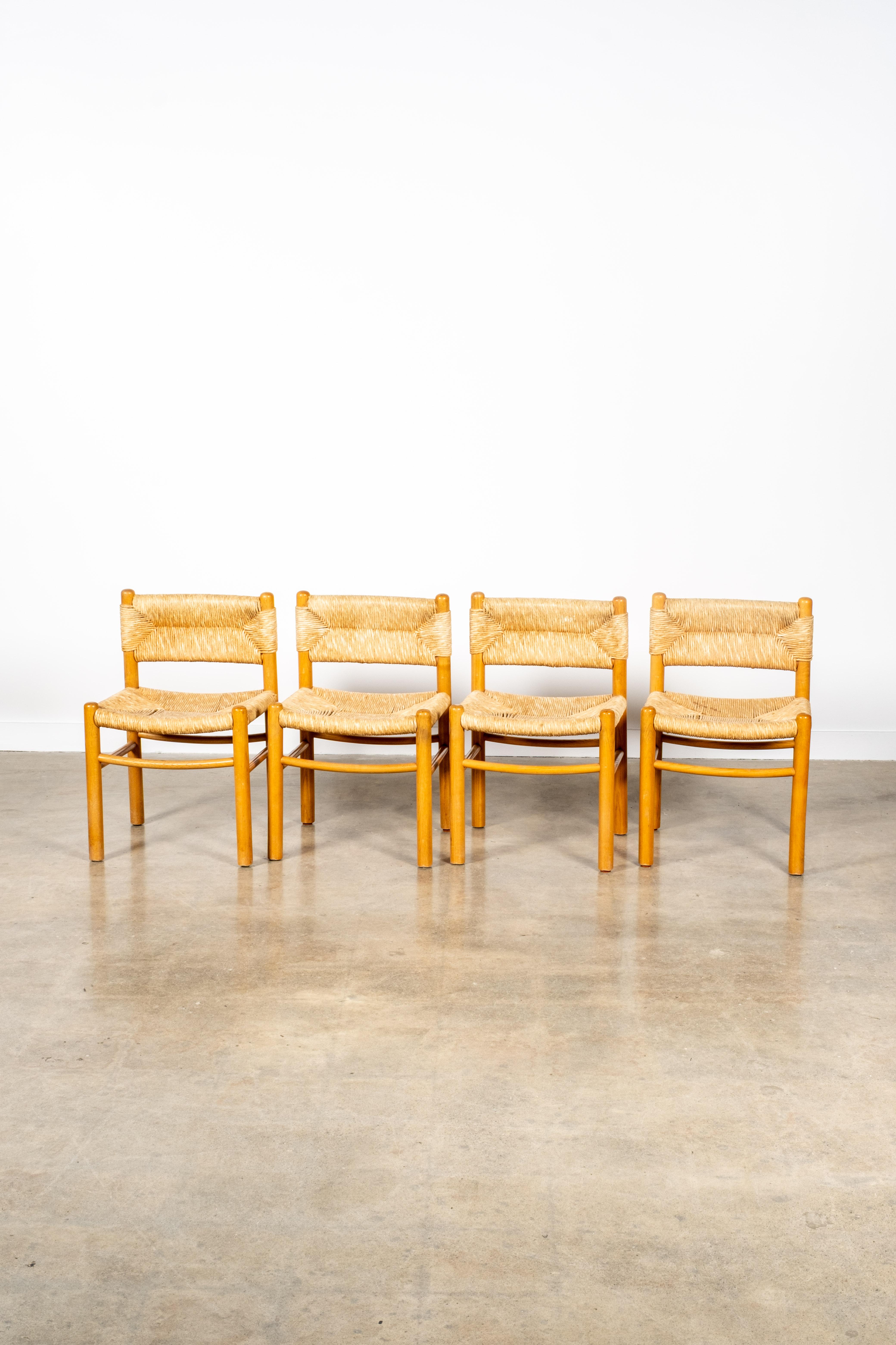 Dessinées par Charlotte Perriand et produites par Robert Sentou dans les années 1950, les chaises 