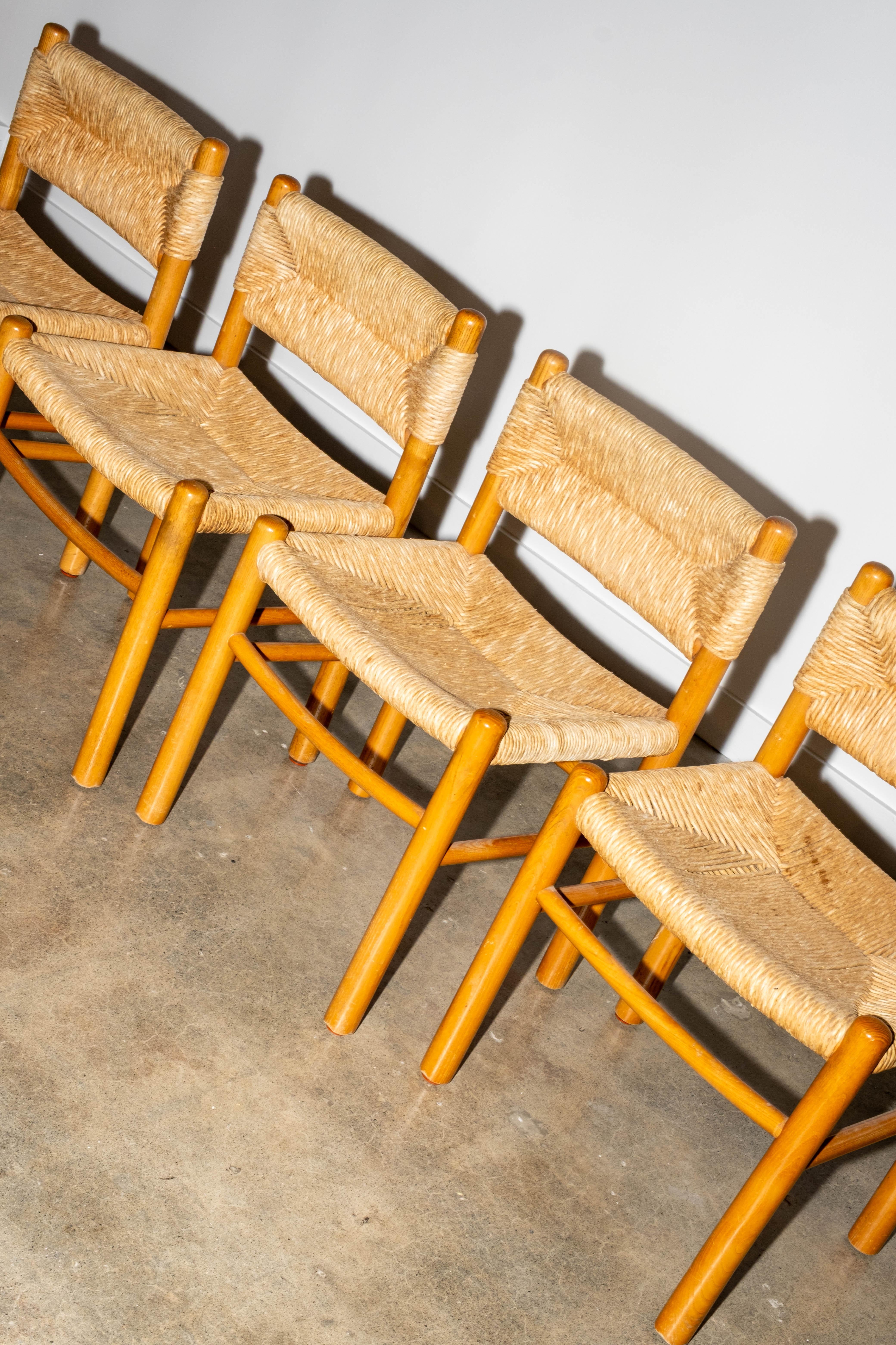 Français Ensemble de 4 chaises de salle à manger en Dordogne des années 1950 par Charlotte Perriand pour Robert The... en vente