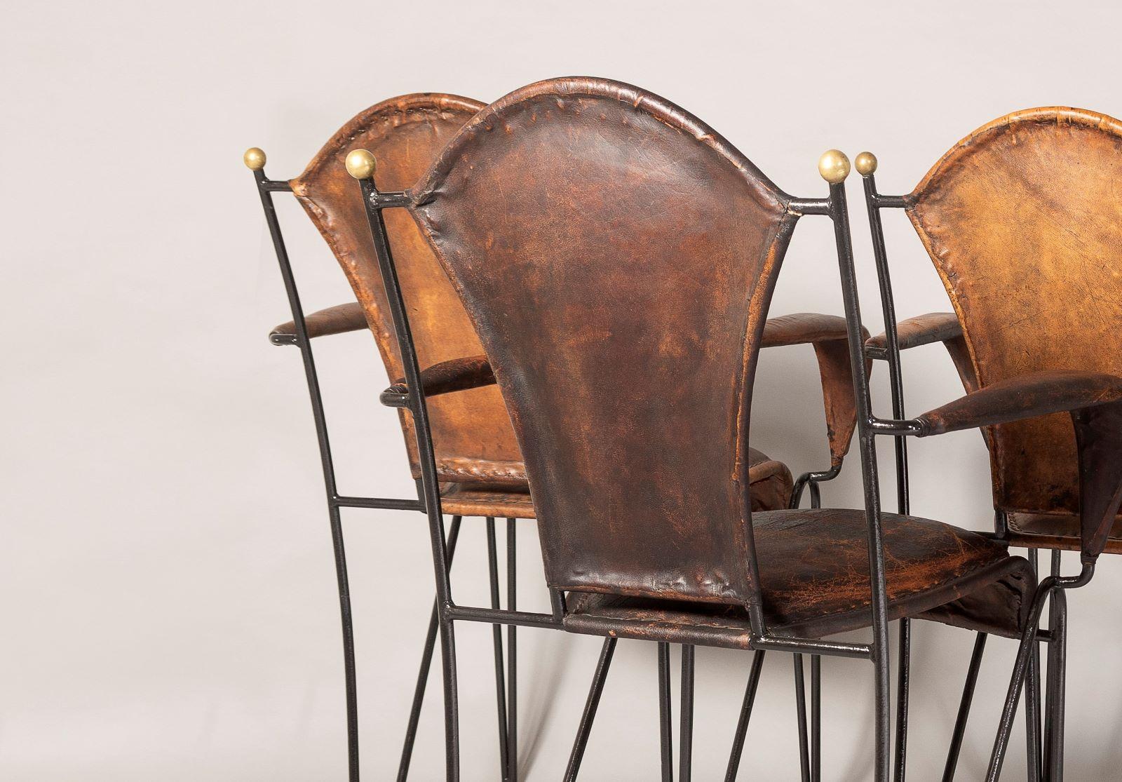 Conjunto de 4 sillones franceses Jacques Adnet de los años 50, con estructura de hierro y cuero cosido en venta 4