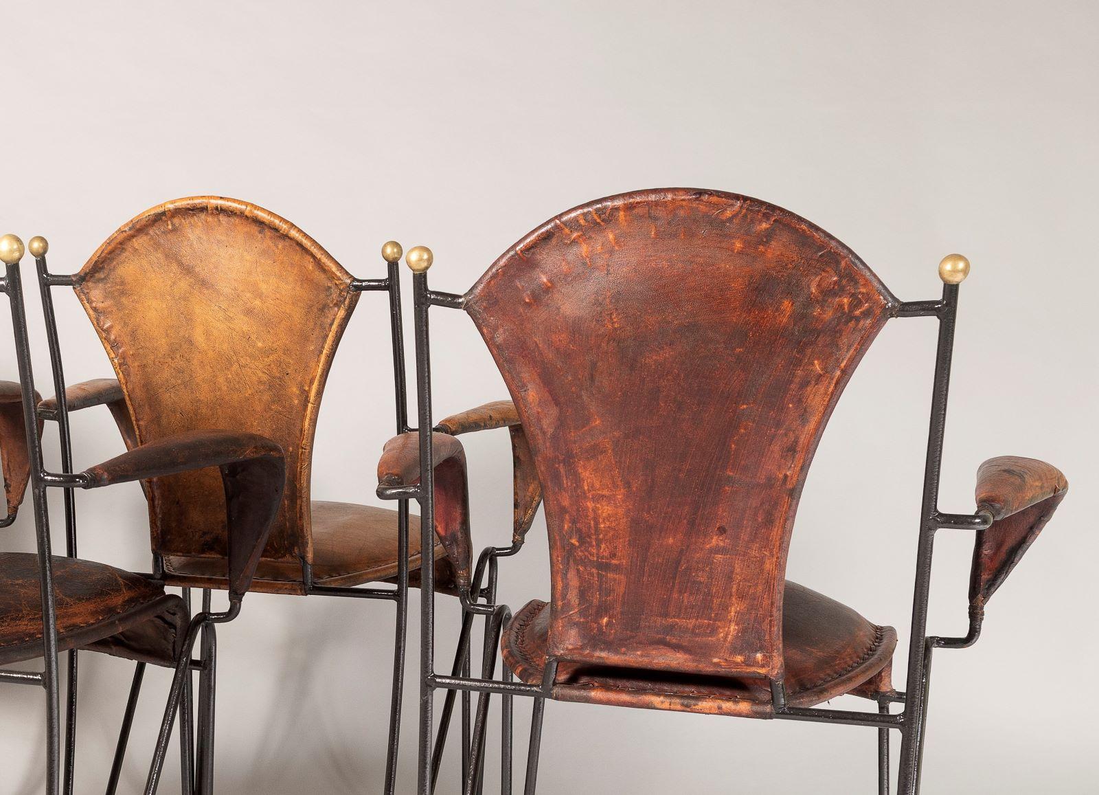 Conjunto de 4 sillones franceses Jacques Adnet de los años 50, con estructura de hierro y cuero cosido en venta 5