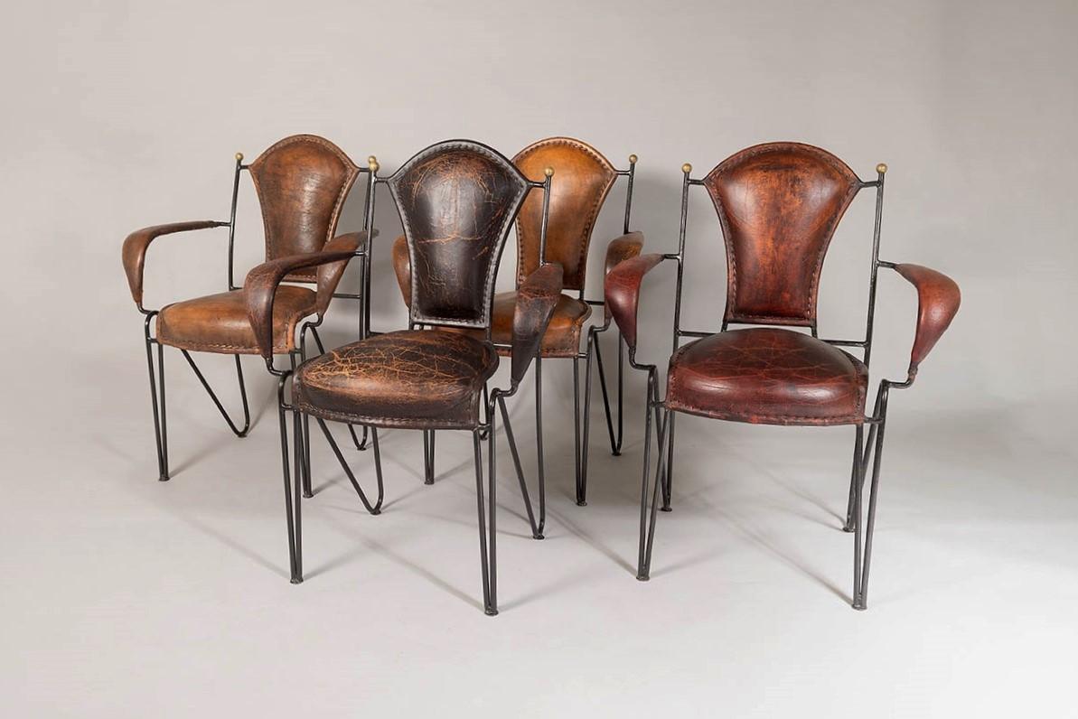 Conjunto de cuatro sillones de hierro forjado y cuero cosidos a mano, diseñados por Jacques Adnet.
Adnet fue un diseñador modernista del Art Déco y, aunque estas Sillas se diseñaron más tarde en su carrera, siguen teniendo un aire Art Déco y un