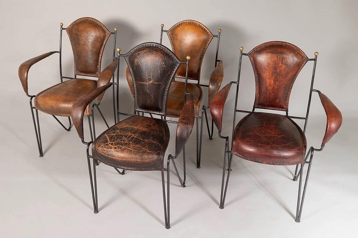 Conjunto de 4 sillones franceses Jacques Adnet de los años 50, con estructura de hierro y cuero cosido Art Decó en venta