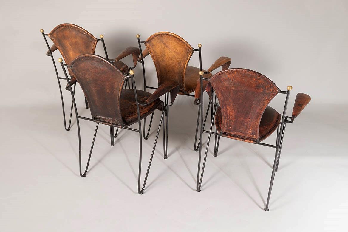 Conjunto de 4 sillones franceses Jacques Adnet de los años 50, con estructura de hierro y cuero cosido en Bueno estado para la venta en Llanbrynmair, GB