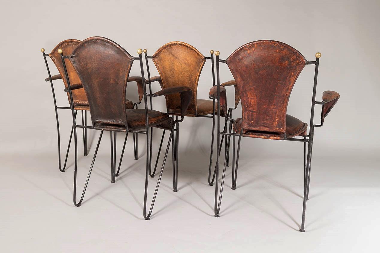 Conjunto de 4 sillones franceses Jacques Adnet de los años 50, con estructura de hierro y cuero cosido siglo XX en venta