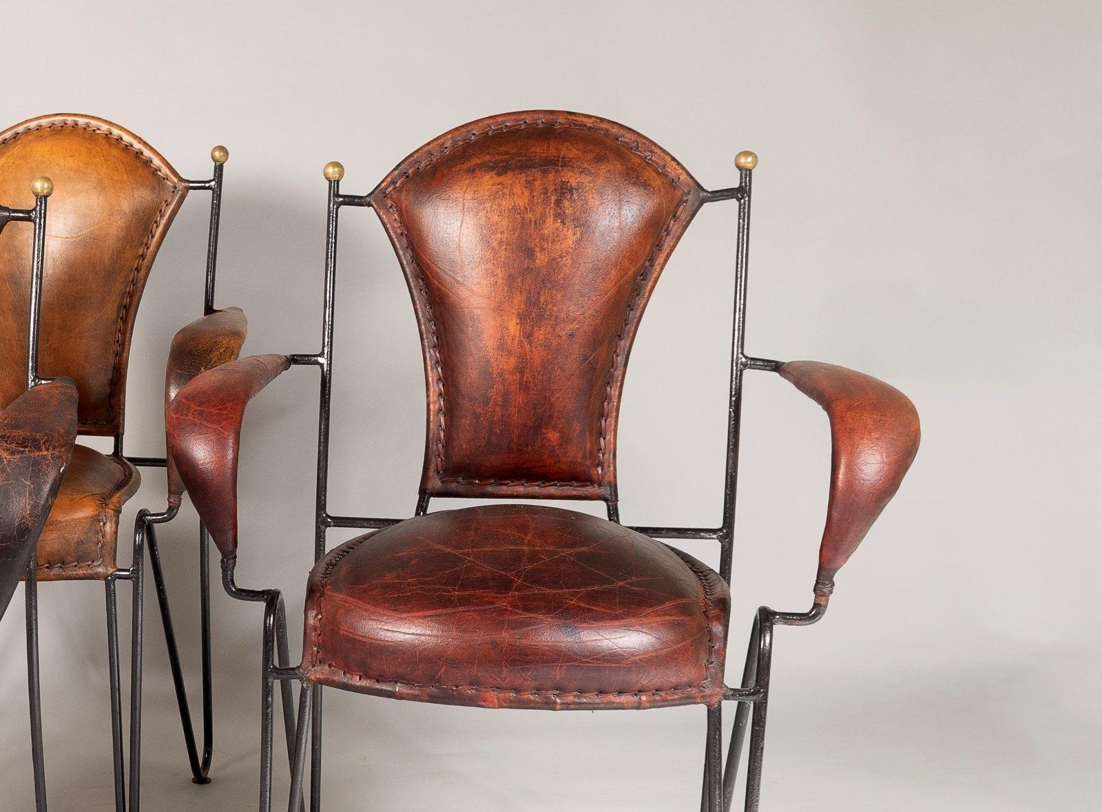Conjunto de 4 sillones franceses Jacques Adnet de los años 50, con estructura de hierro y cuero cosido en venta 1
