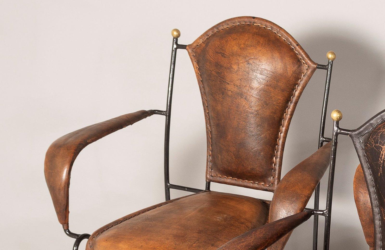 Conjunto de 4 sillones franceses Jacques Adnet de los años 50, con estructura de hierro y cuero cosido en venta 2