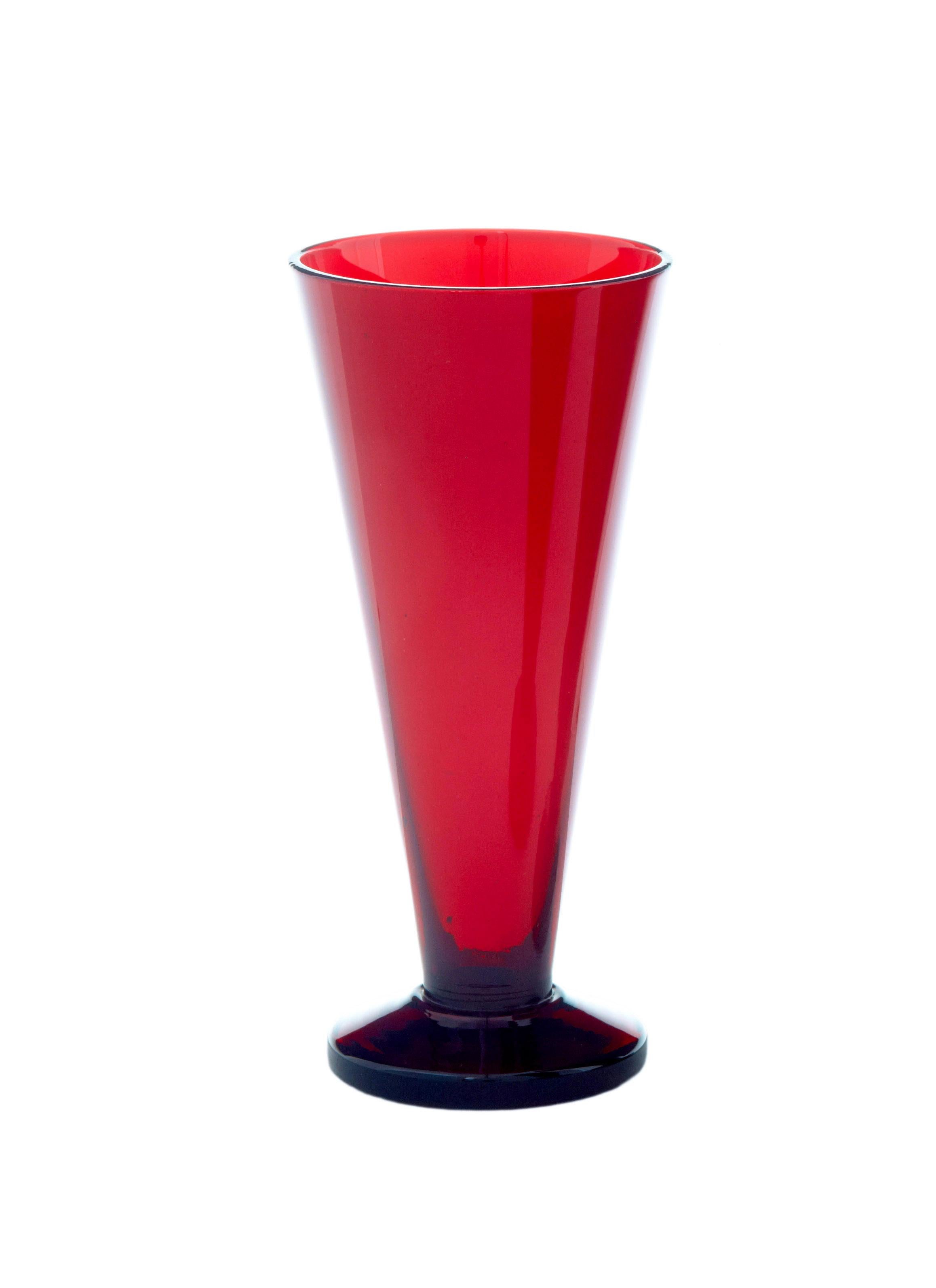 Lot de 4 verres scandinaves des années 1950, par Monica Bratt, circa 1950.

Monica Bratt (1913-1961) était une artiste suédoise qui travaillait principalement dans le domaine de la verrerie à la verrerie de reijmyre.

Petit jeu de lunettes de bonne