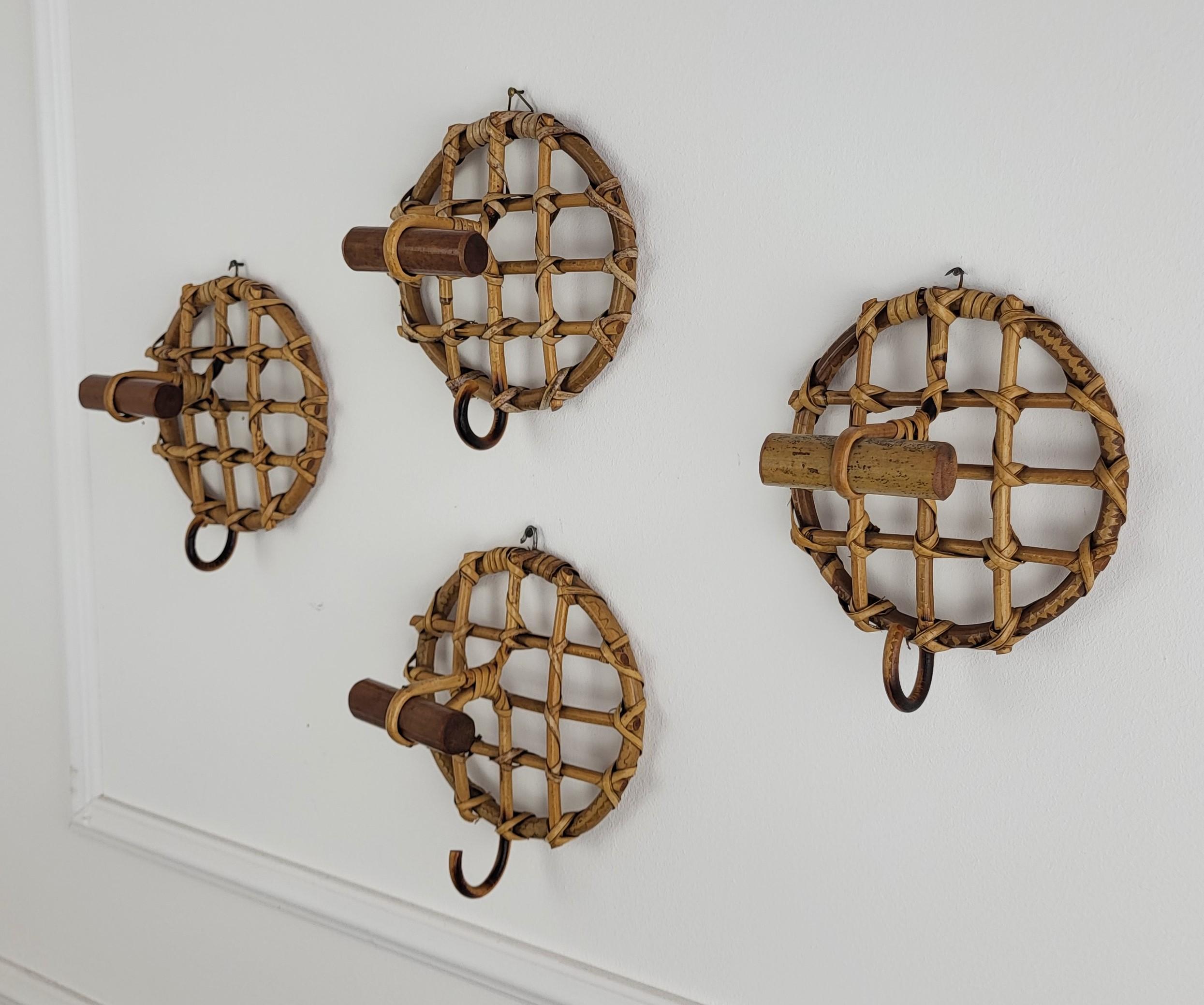 Stile provenzale Set di 4 appendiabiti da parete in bambù e rattan della Costa Azzurra del 1960 in vendita