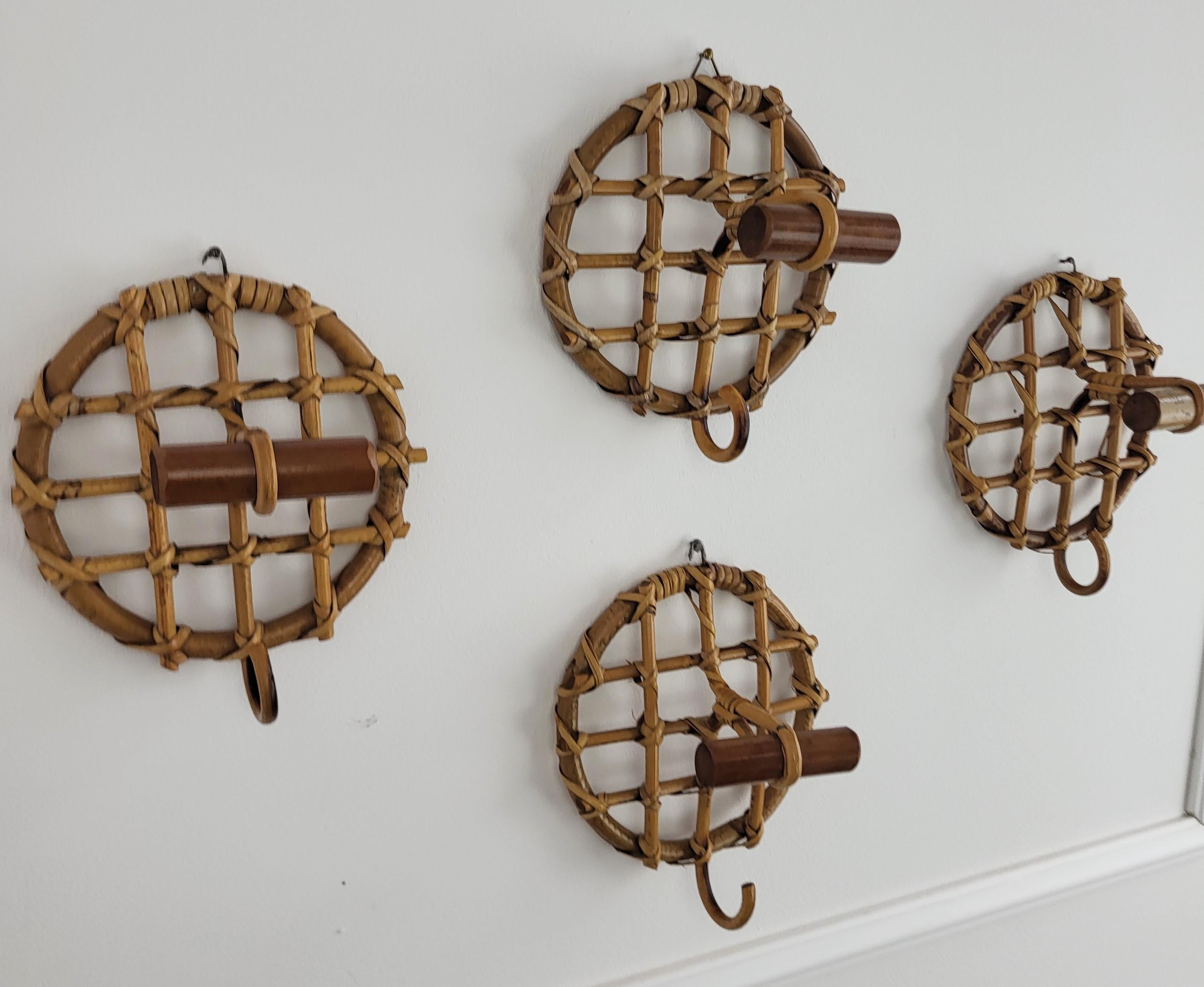 Italiano Set di 4 appendiabiti da parete in bambù e rattan della Costa Azzurra del 1960 in vendita