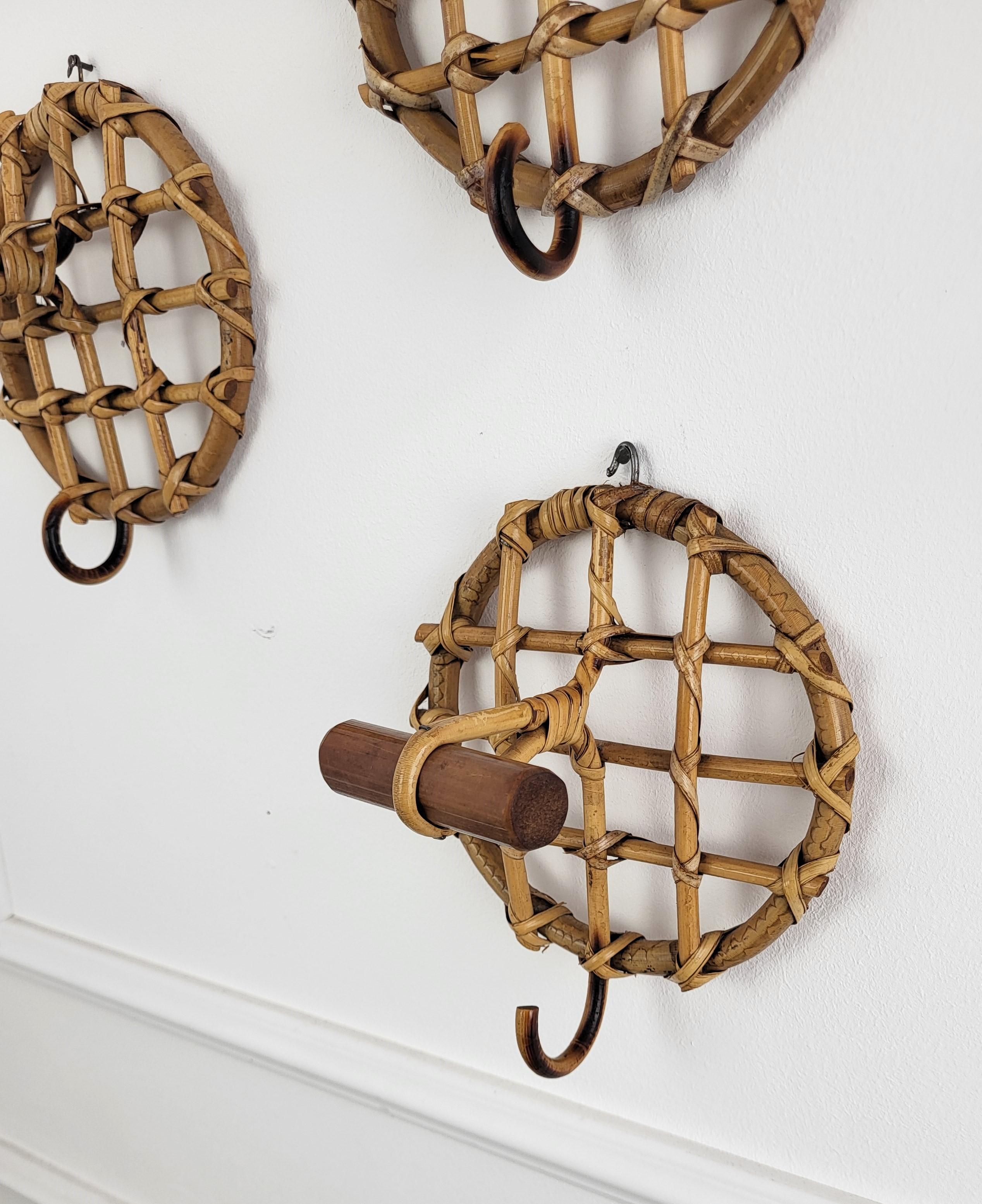 Set di 4 appendiabiti da parete in bambù e rattan della Costa Azzurra del 1960 In condizioni buone in vendita a Carimate, Como