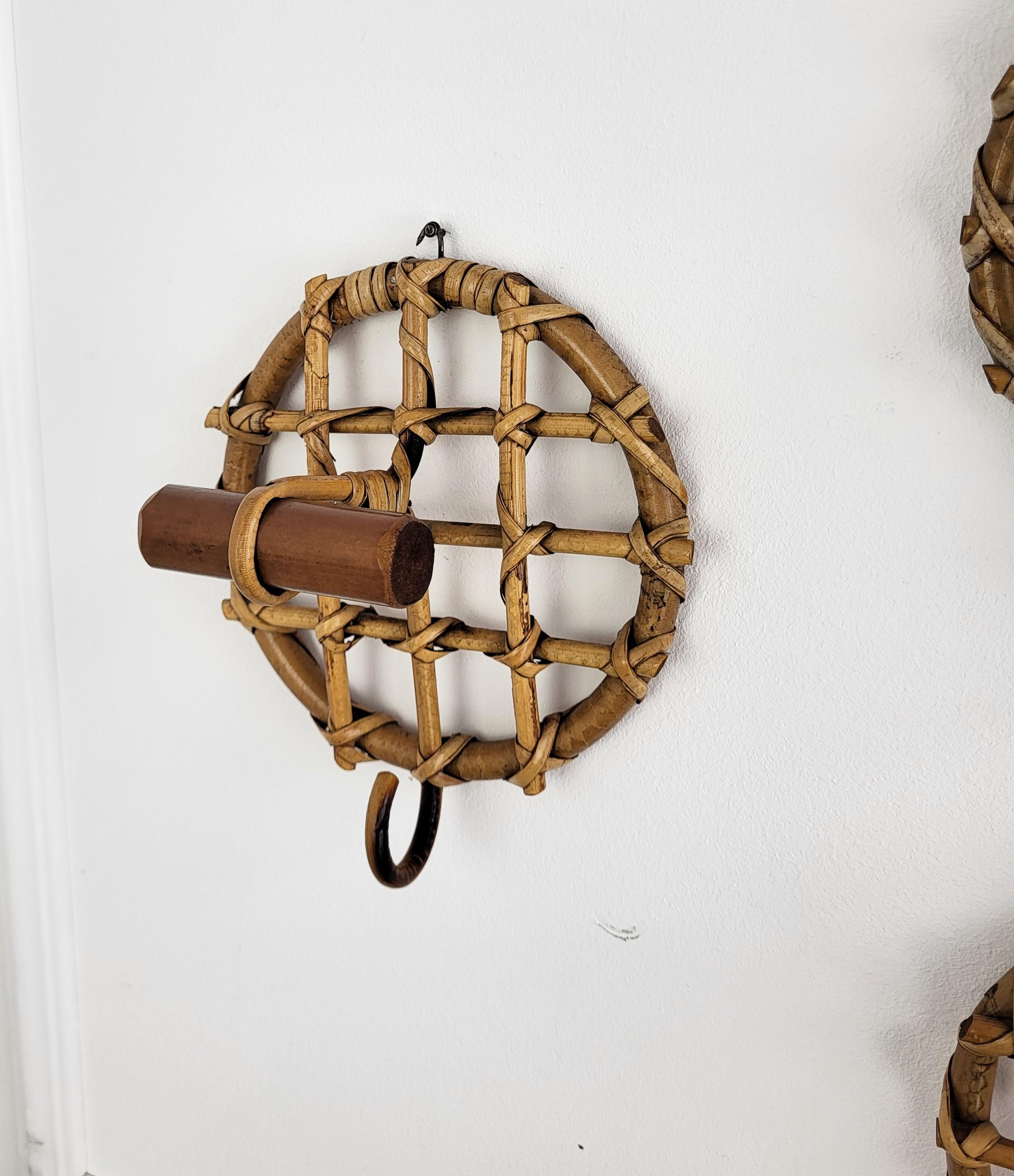 XX secolo Set di 4 appendiabiti da parete in bambù e rattan della Costa Azzurra del 1960 in vendita