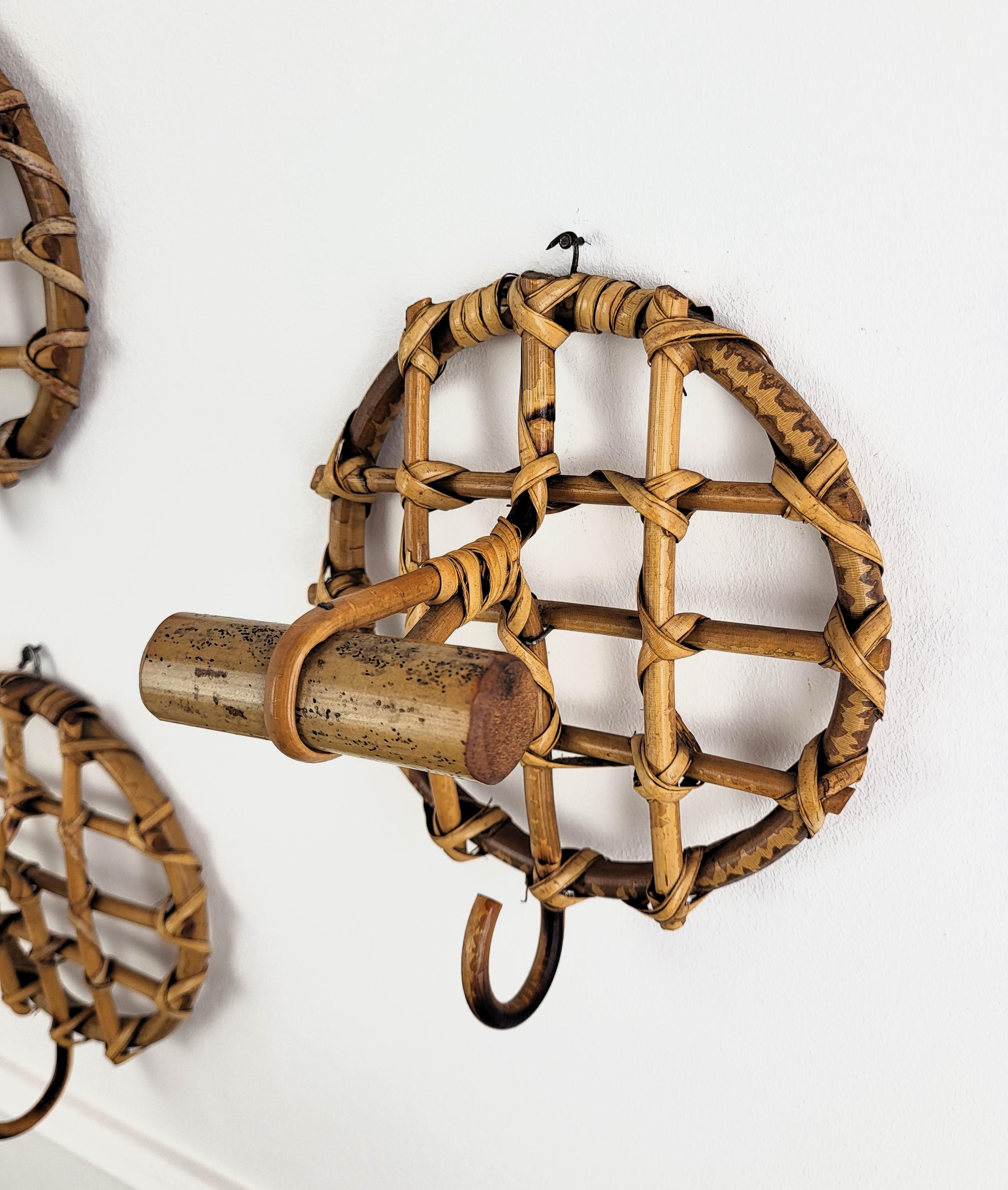 Bambù Set di 4 appendiabiti da parete in bambù e rattan della Costa Azzurra del 1960 in vendita
