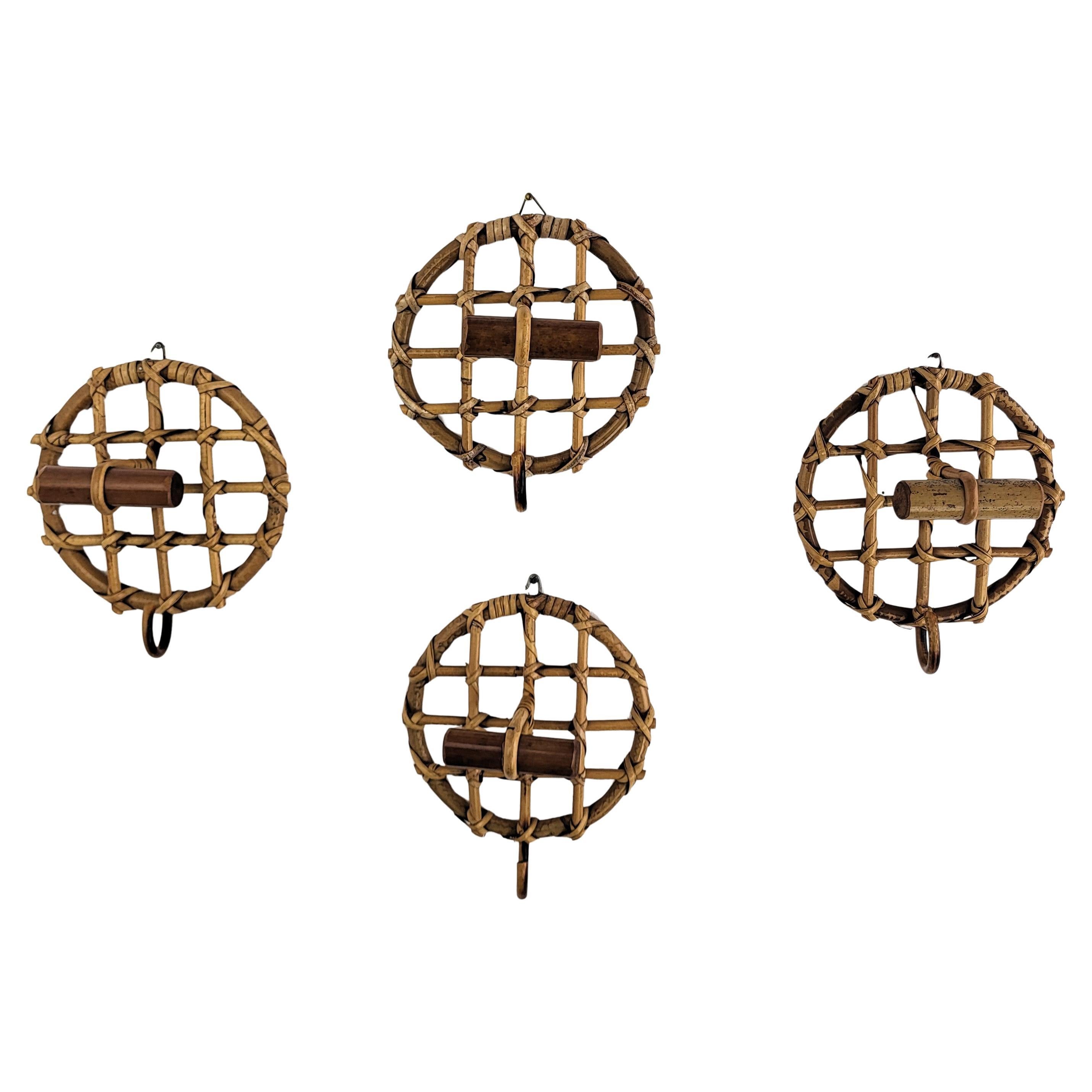 Satz von 4 1960s Italienisch Bambus Rattan Bohemian Französisch Riviera Wand Kleiderbügel