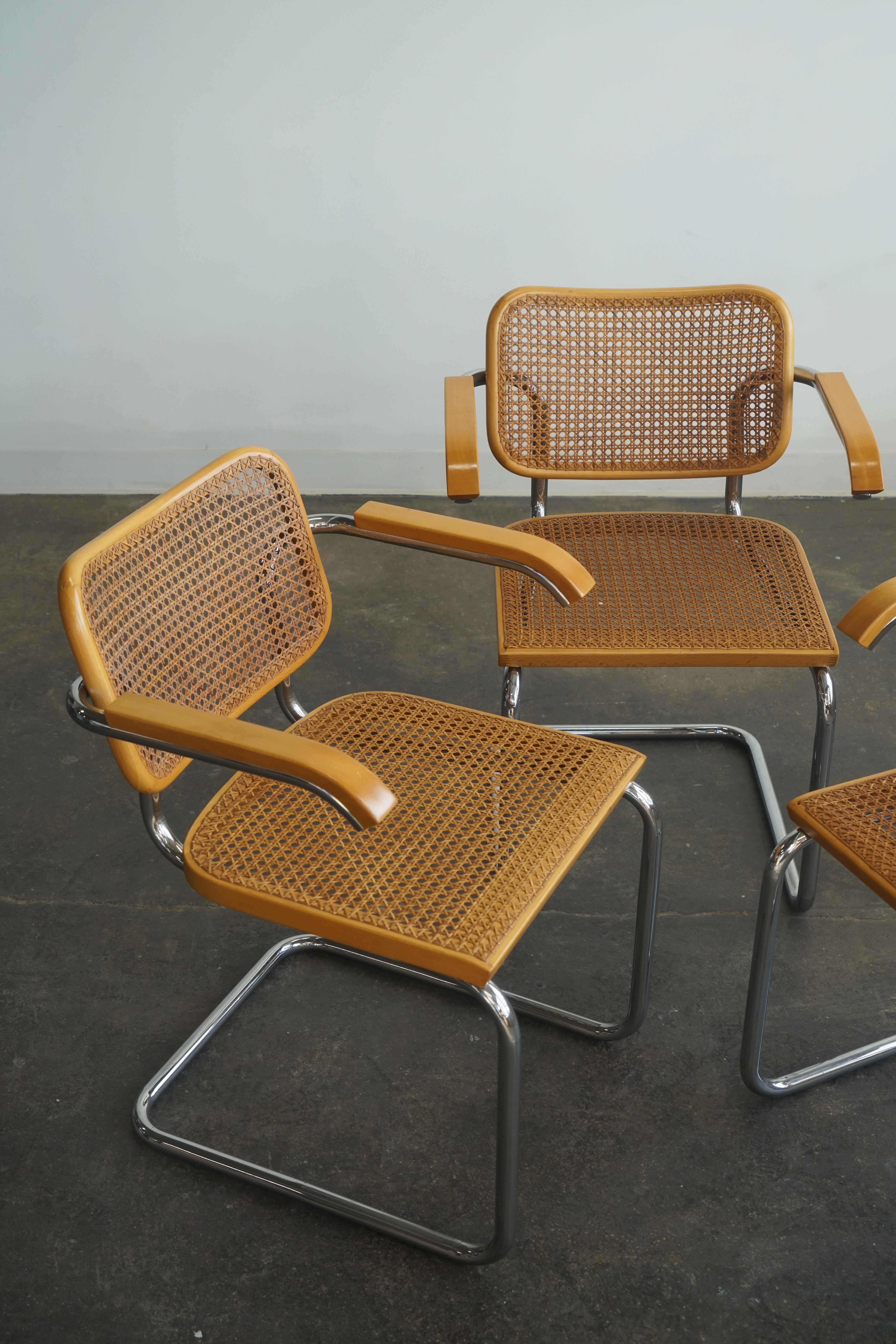 italien Ensemble de 4 chaises Cesca Marcel Breuer des années 1960 avec bras, étiquettes Stendig en vente