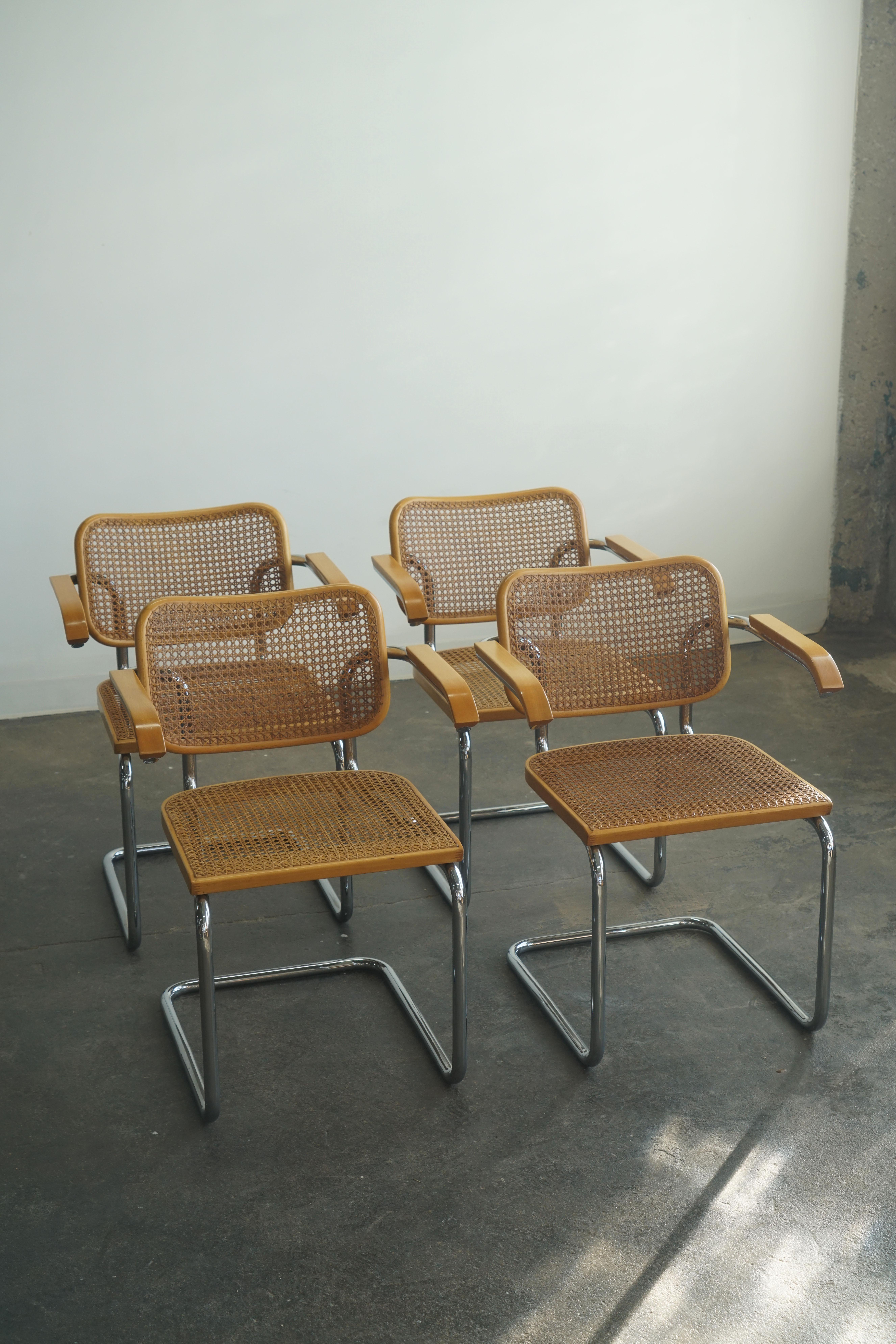 Ensemble de 4 chaises Cesca Marcel Breuer des années 1960 avec bras, étiquettes Stendig Bon état - En vente à Chicago, IL