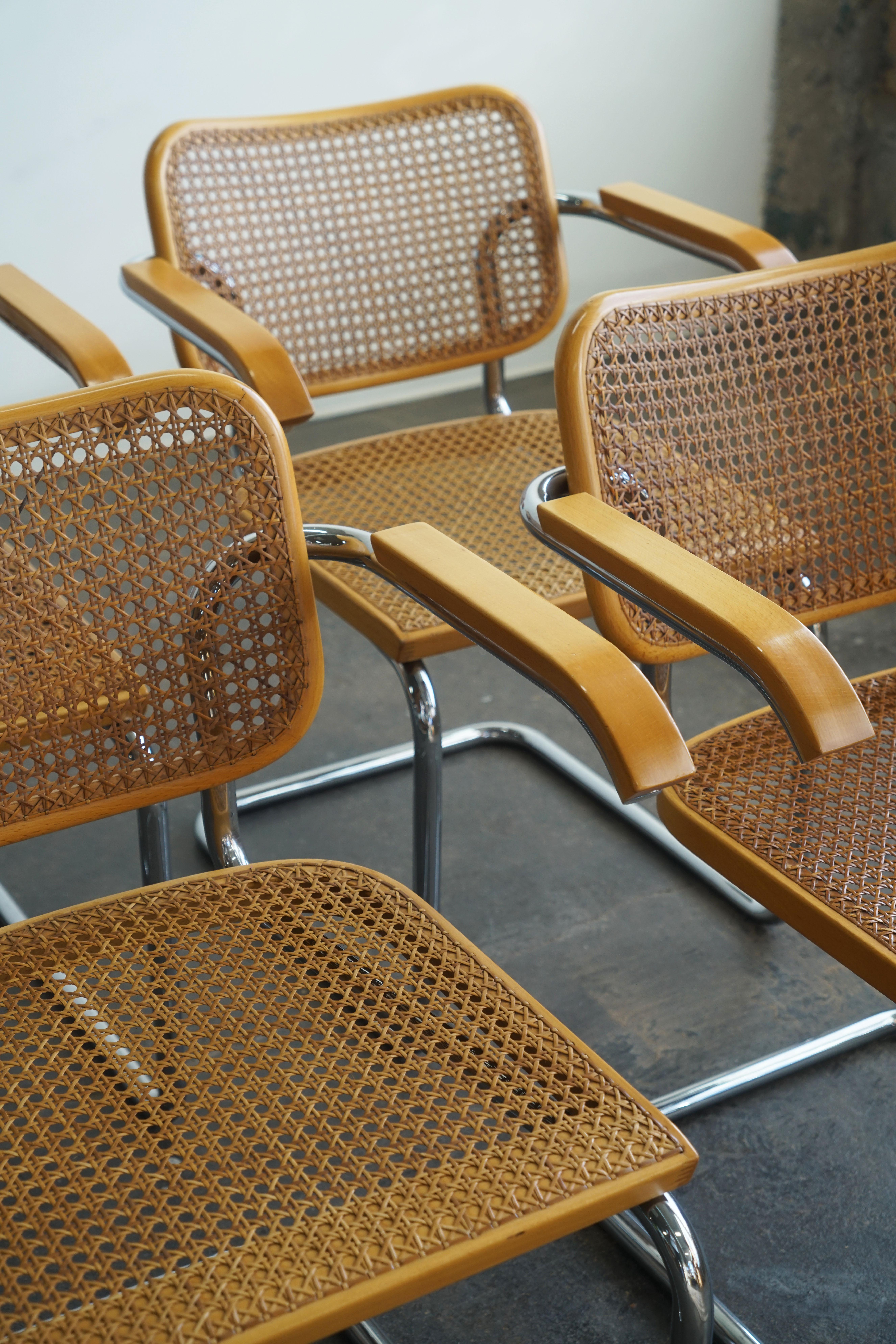 Milieu du XXe siècle Ensemble de 4 chaises Cesca Marcel Breuer des années 1960 avec bras, étiquettes Stendig en vente