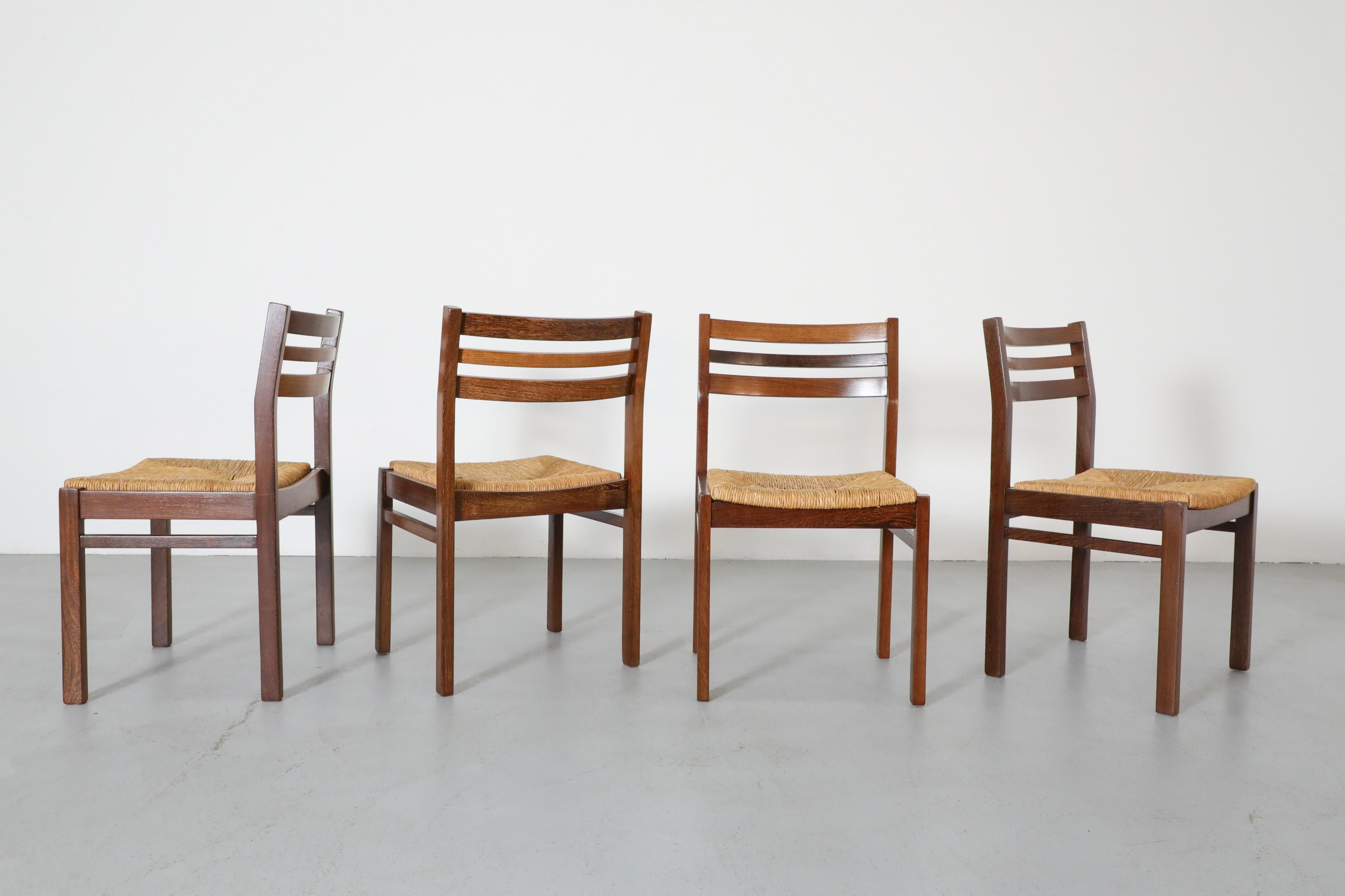 Bellissimo set di 4 sedie da pranzo in wengé e giunco di Martin Visser per 't Spectrum, 1960. Hanno schienali leggermente curvi con sedute in giunco e telai leggermente rifiniti. In condizioni originali con un'ottima patina. Visibili segni d'uso sul