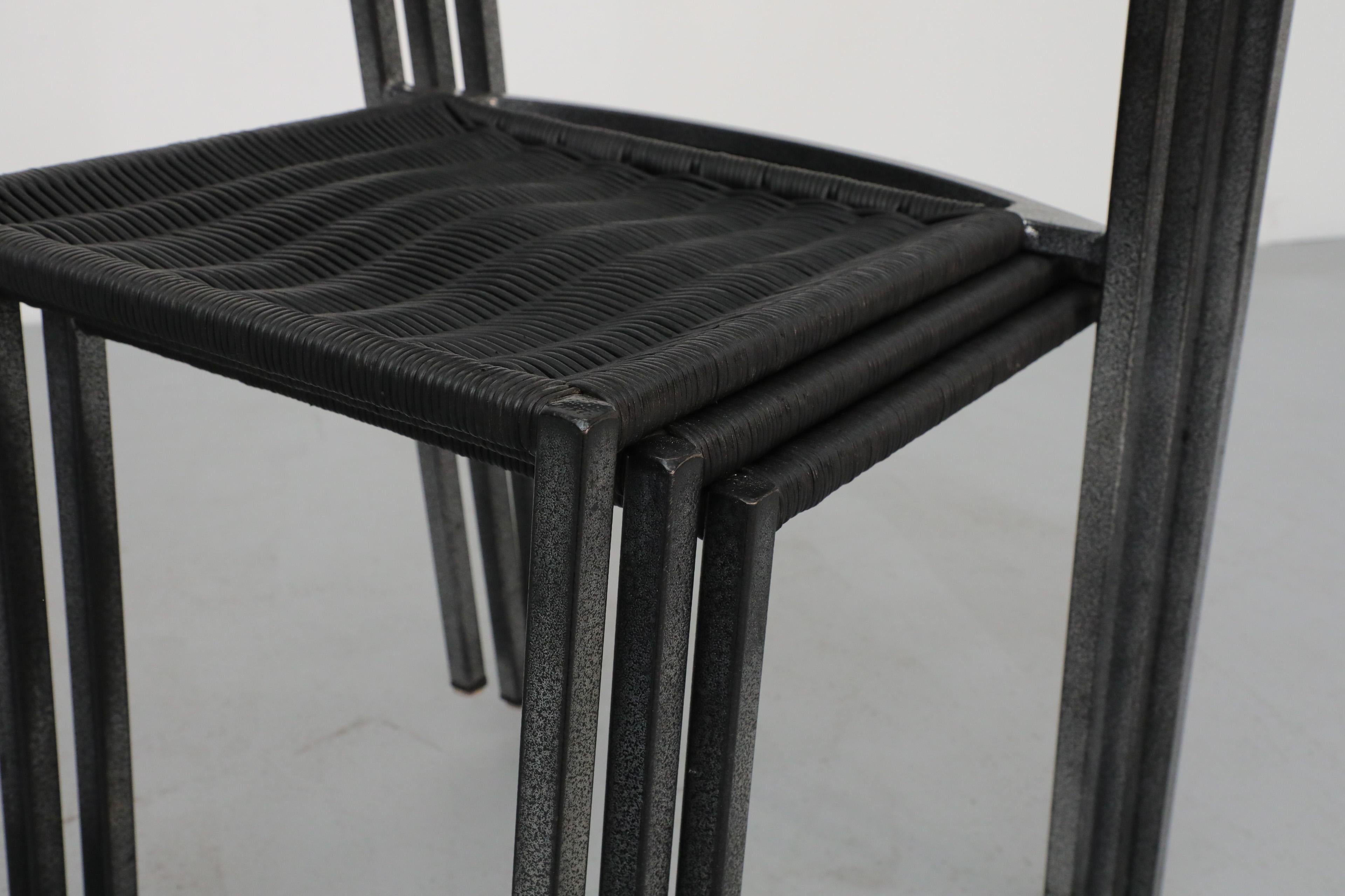 Satz von vier 1960er Rohe Noordwolde Esszimmerstühlen aus schwarzem Rattan und Metall im Angebot 3