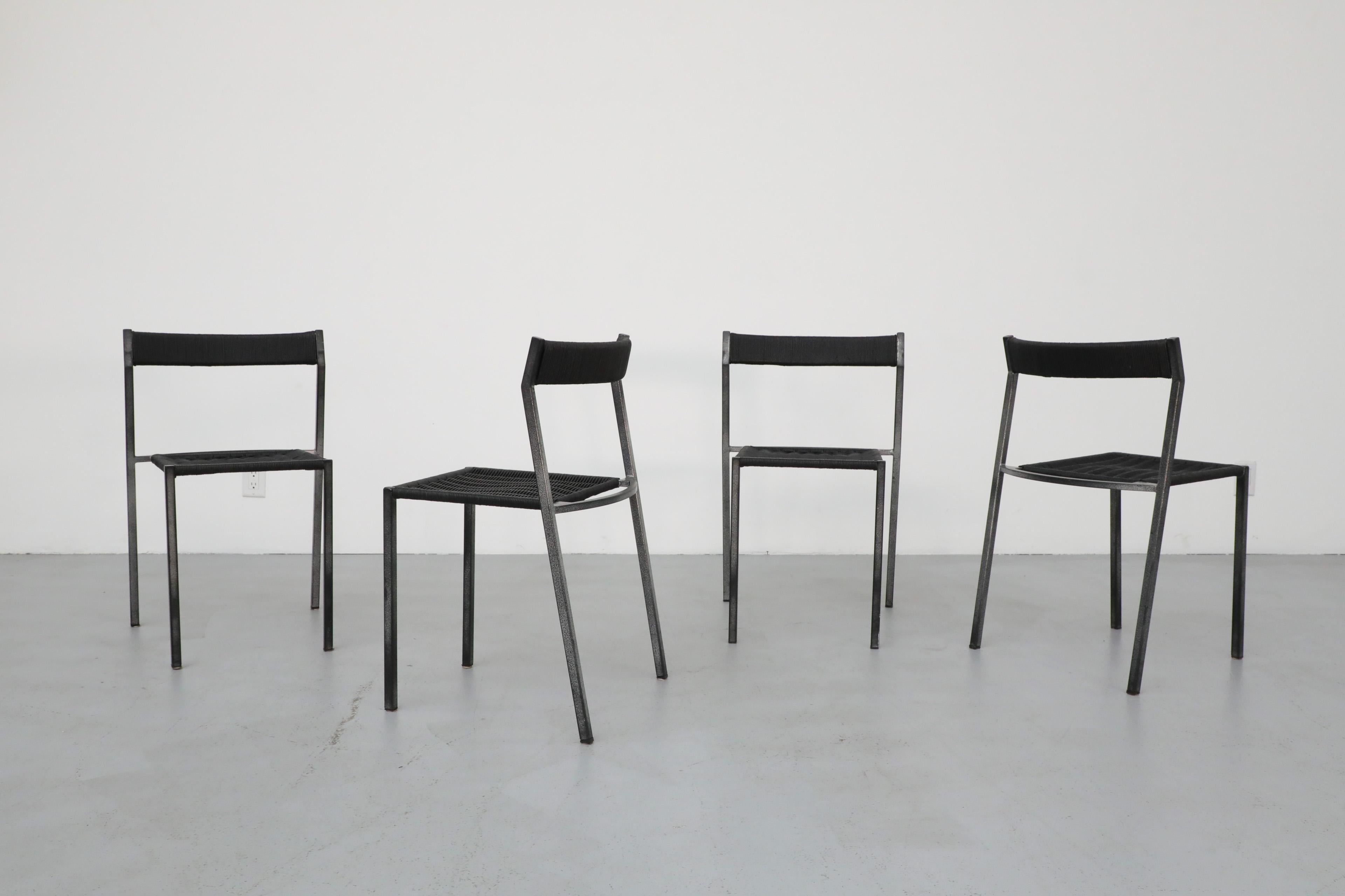 Hübsches Mid-Century-Set von 4 Esszimmerstühlen mit schwarz emaillierten Metallrahmen und geflochtenen Rattansitzen und -lehnen. Hergestellt vom niederländischen Hersteller Rohe Noordwolde, der für seine äußerst erfolgreiche Collaboration mit dem