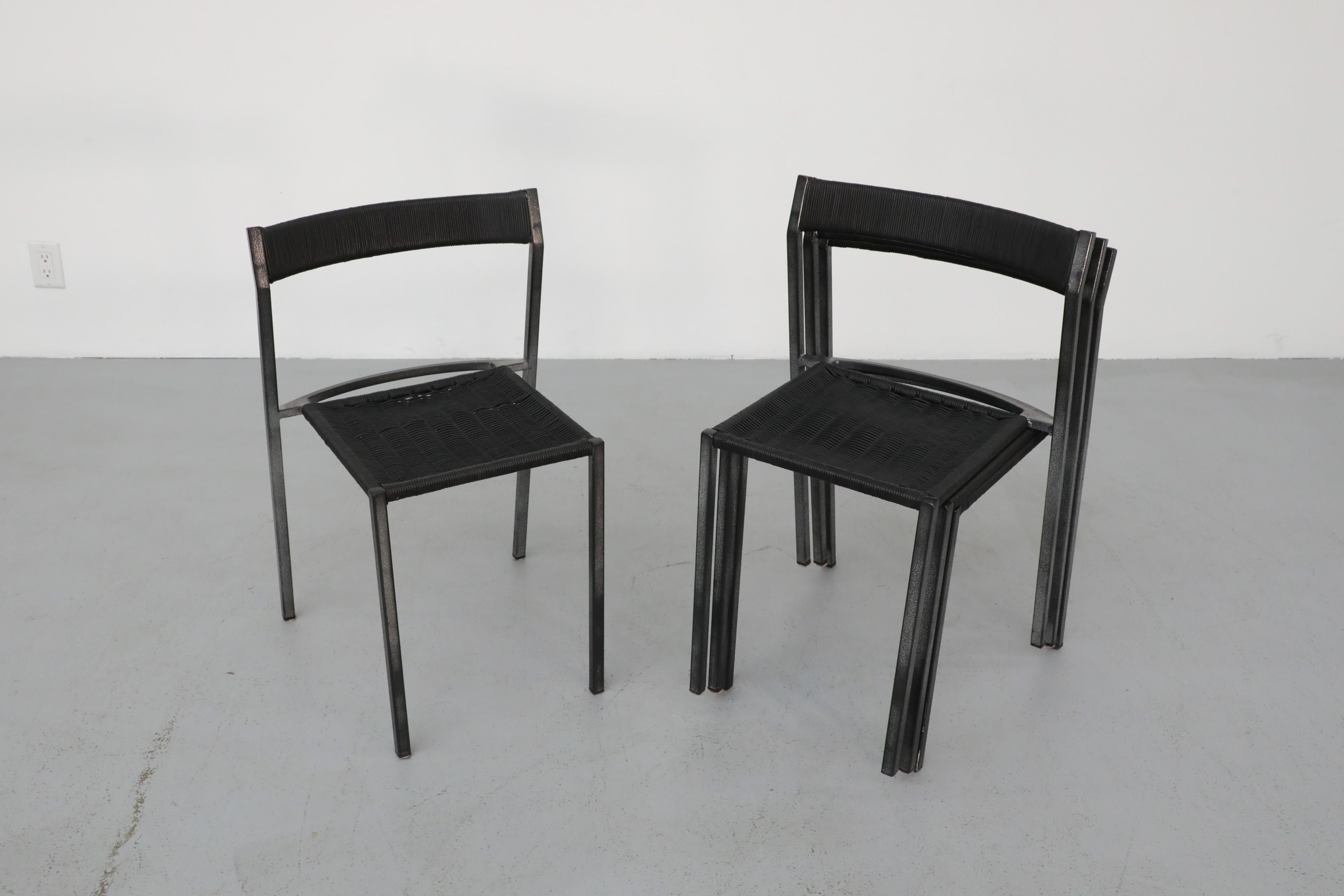 Satz von vier 1960er Rohe Noordwolde Esszimmerstühlen aus schwarzem Rattan und Metall (Mitte des 20. Jahrhunderts) im Angebot
