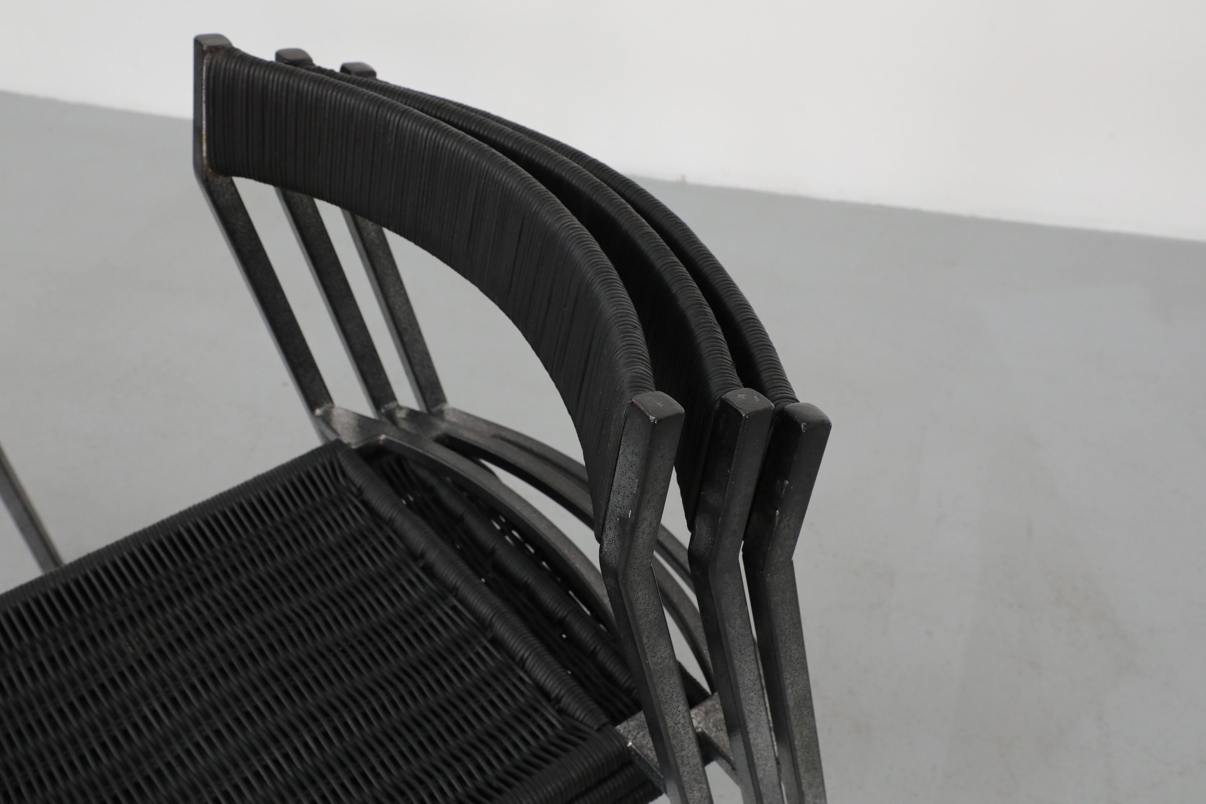 Satz von vier 1960er Rohe Noordwolde Esszimmerstühlen aus schwarzem Rattan und Metall im Angebot 1