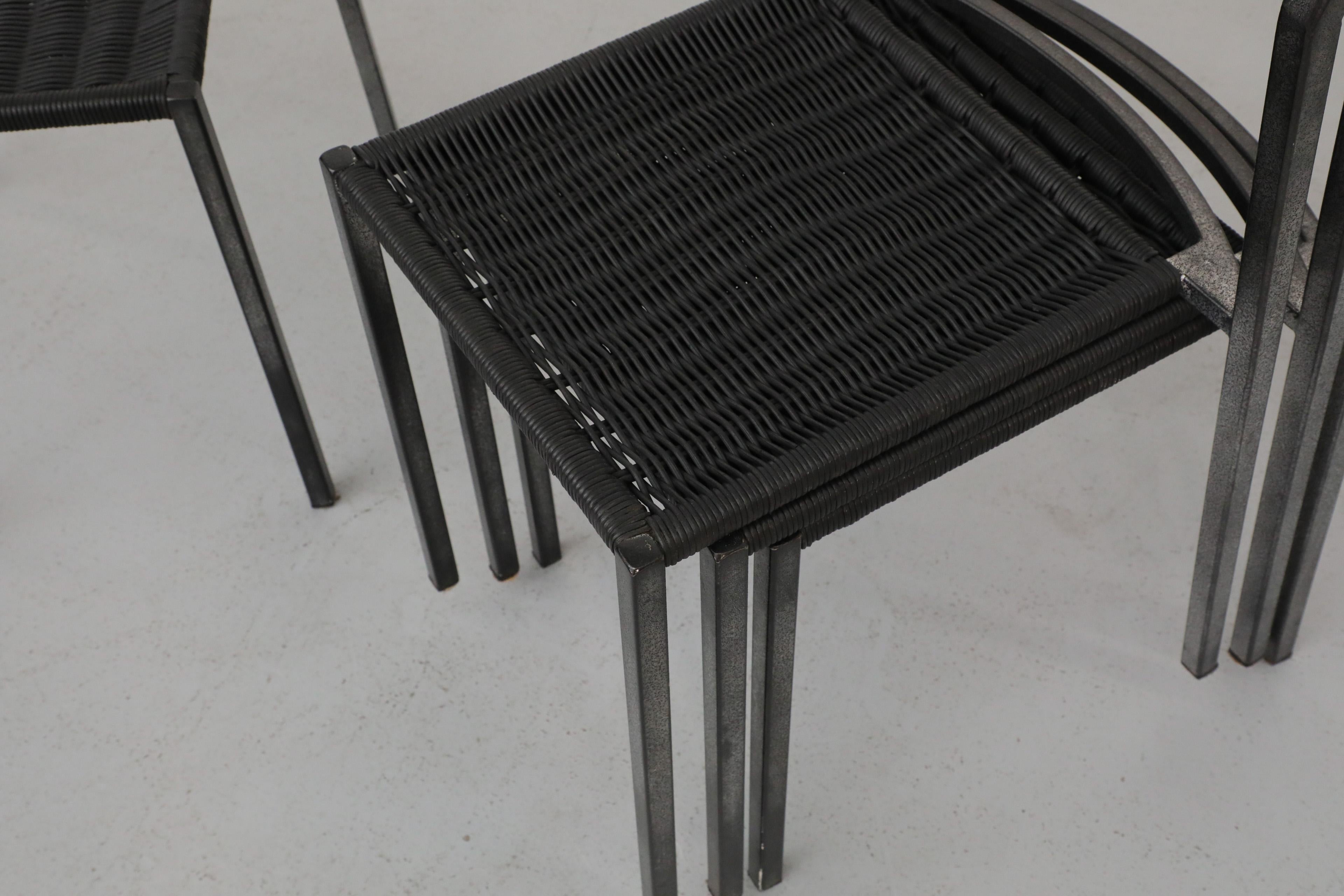 Satz von vier 1960er Rohe Noordwolde Esszimmerstühlen aus schwarzem Rattan und Metall im Angebot 2