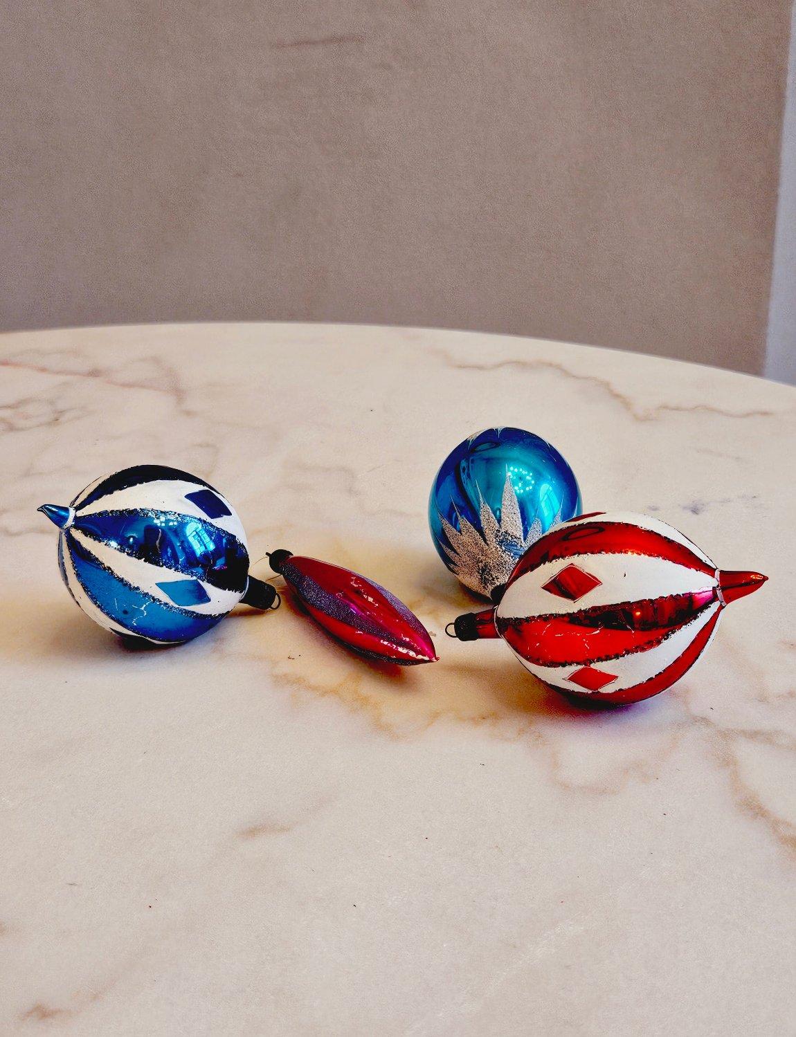 Set of 4 1970s Italian Vintage Christmas Baubles In Good Condition For Sale In Florence, Tuscany