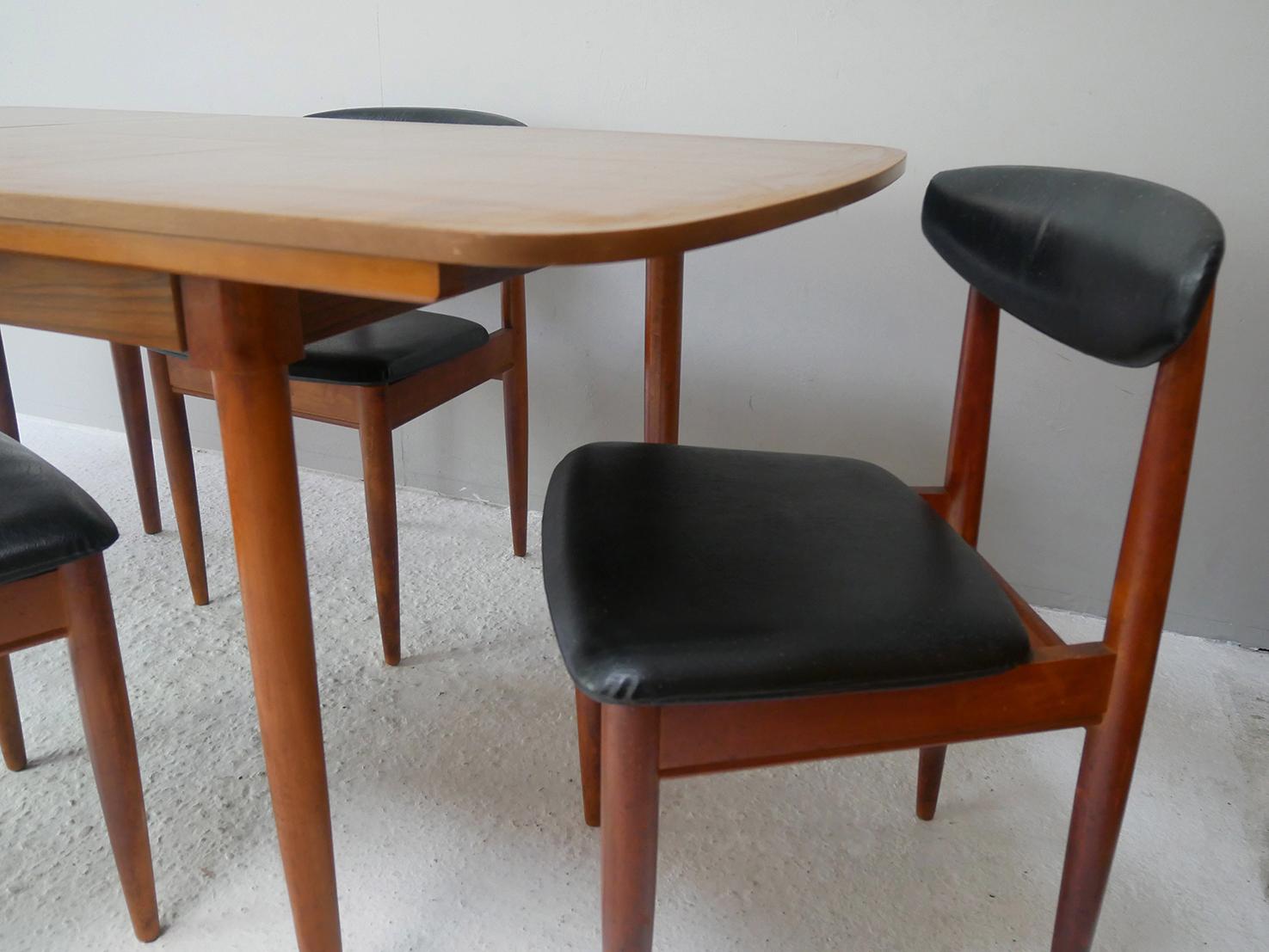 Mid-Century moderno Set di 4 sedie da pranzo del 1970 di Schreiber in vendita