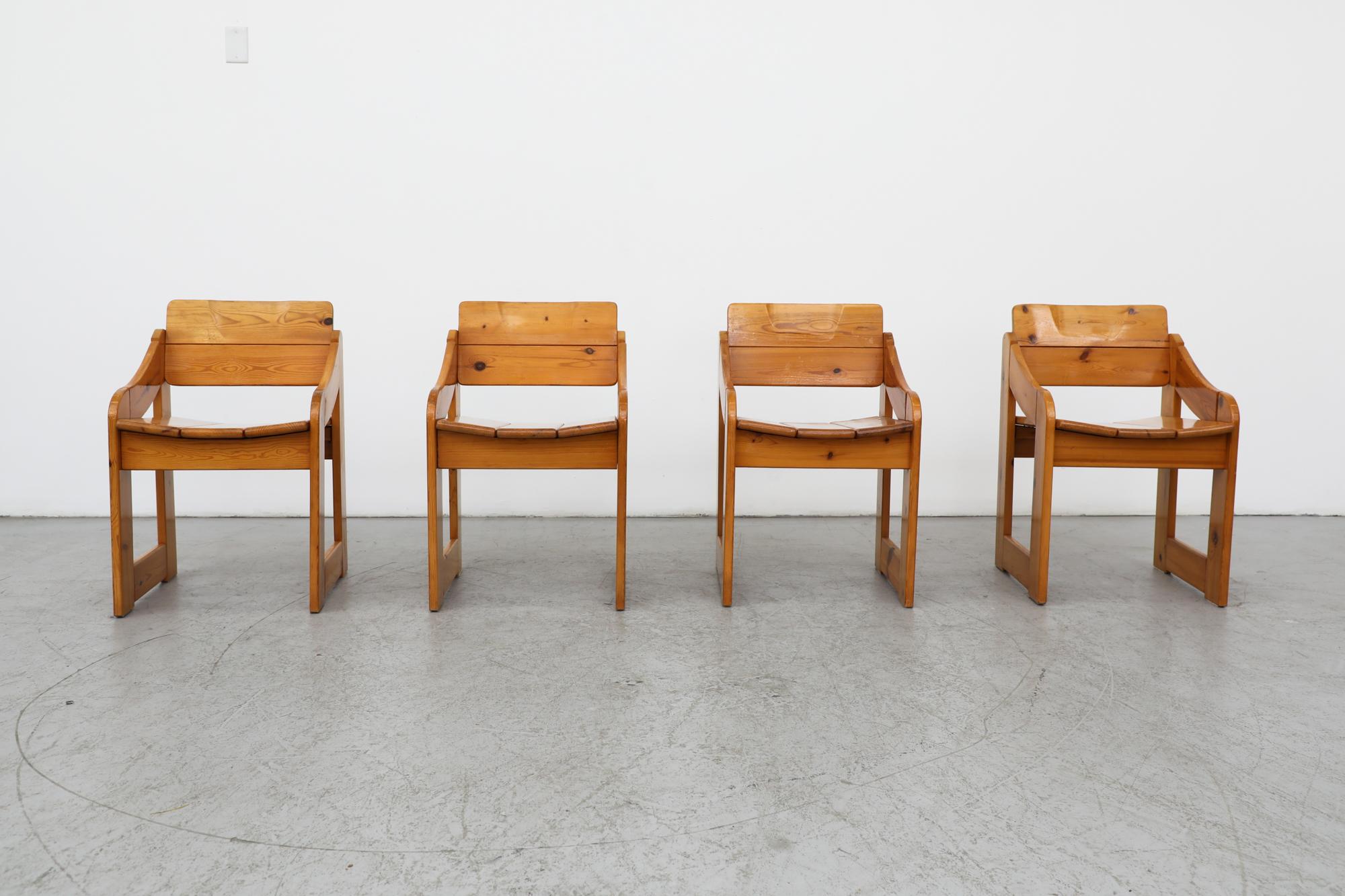 Chaises de salle à manger de style Mod Ate van Apeldoorn des années 1970, à structure carrée en pin, avec accoudoirs inclinés. Une chaise a été réparée par le propriétaire précédent avec des vis visibles sur le côté. En état d'origine, avec quelques