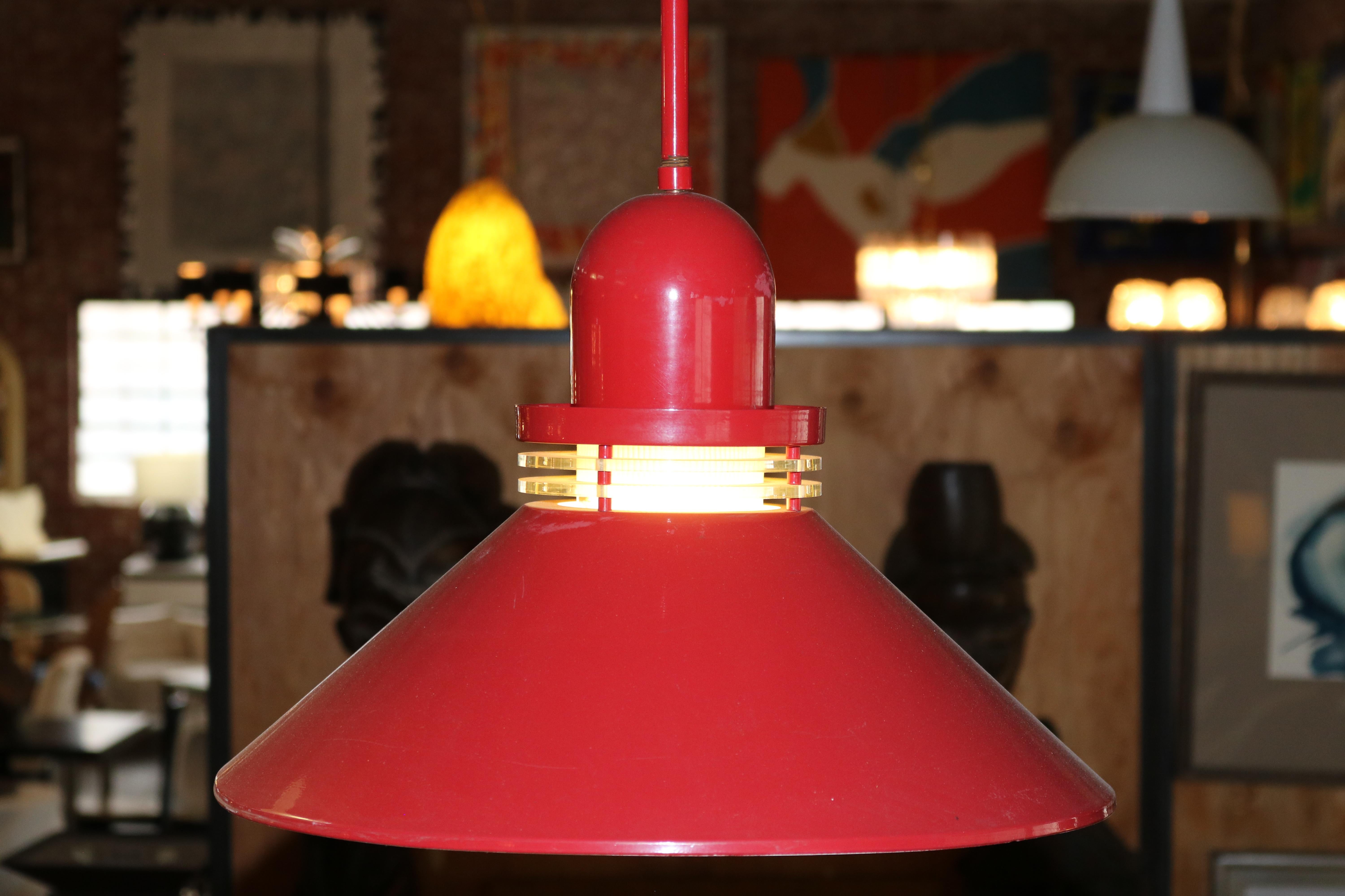 Ensemble de 4 luminaires suspendus des années 1970, revêtus de poudre rouge vif. 
Ces lampes suspendues sont prêtes à illuminer n'importe quelle pièce.
  