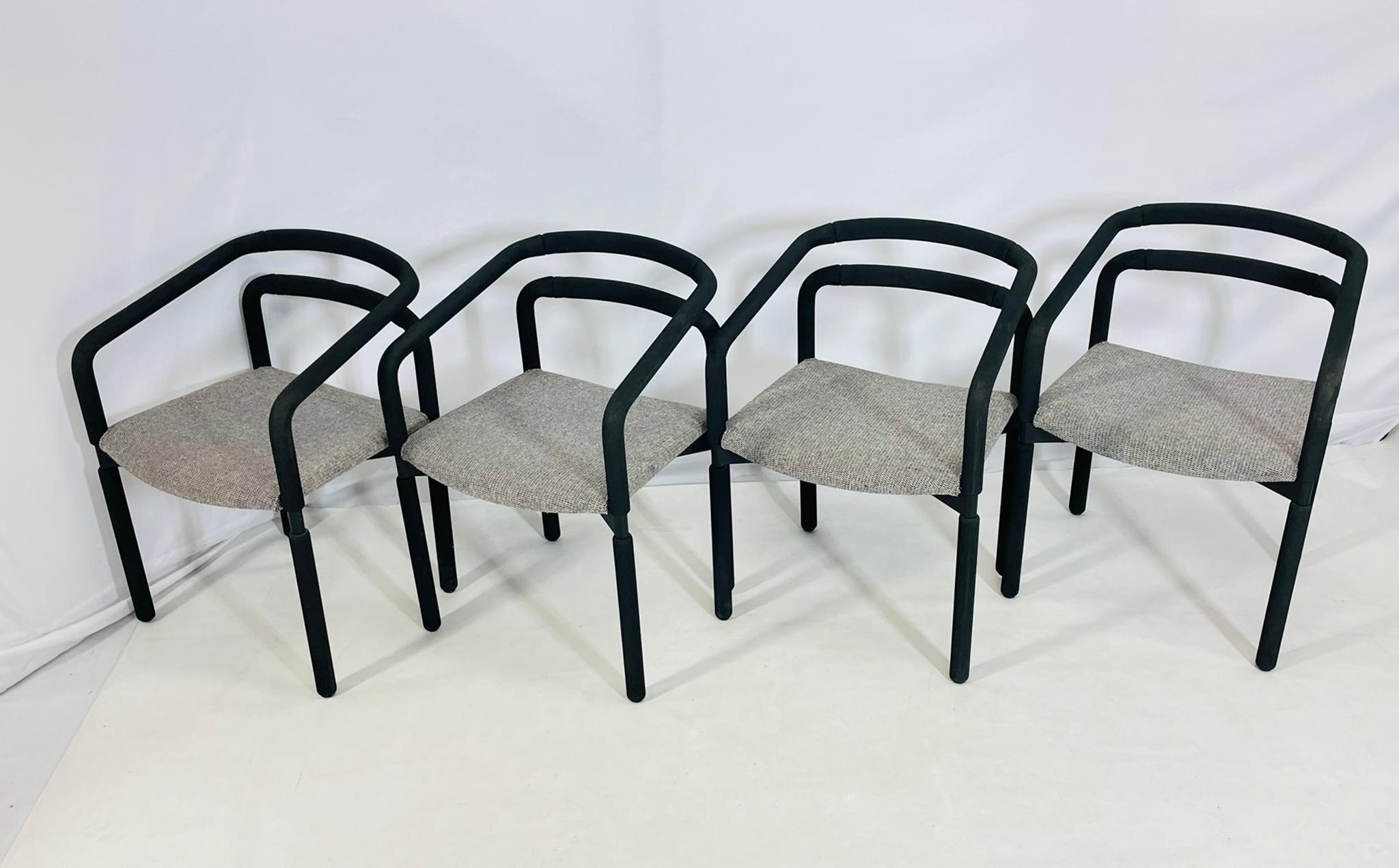 Favoloso set di quattro audaci poltrone nere disegnate da Brian Kane e prodotte negli Stati Uniti da Metropolitan Furniture.

Le sedie sono state prodotte nel 1989 appositamente per 