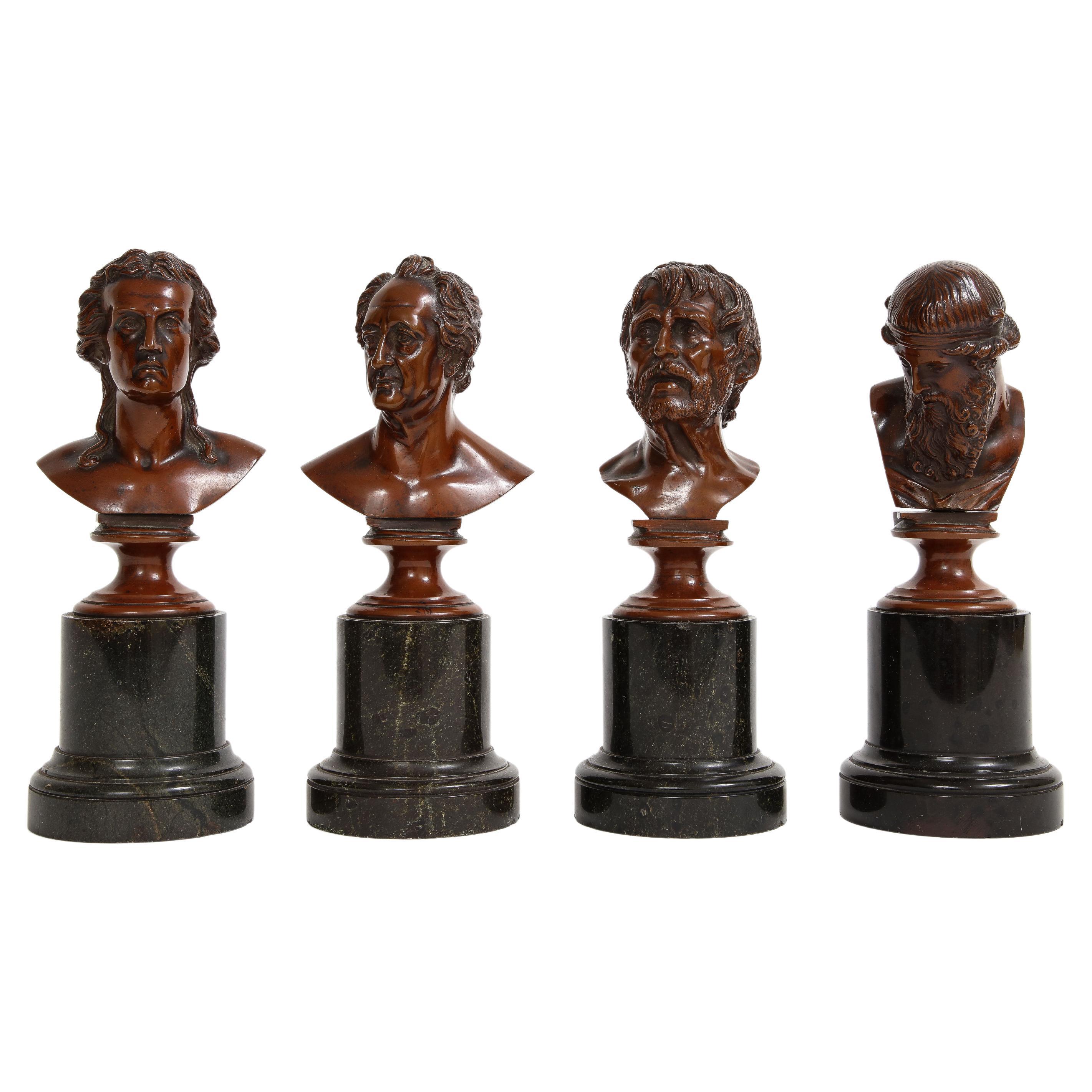 Ensemble de 4 bustes de philosophes en bronze patiné français du 19e siècle montés sur marbre