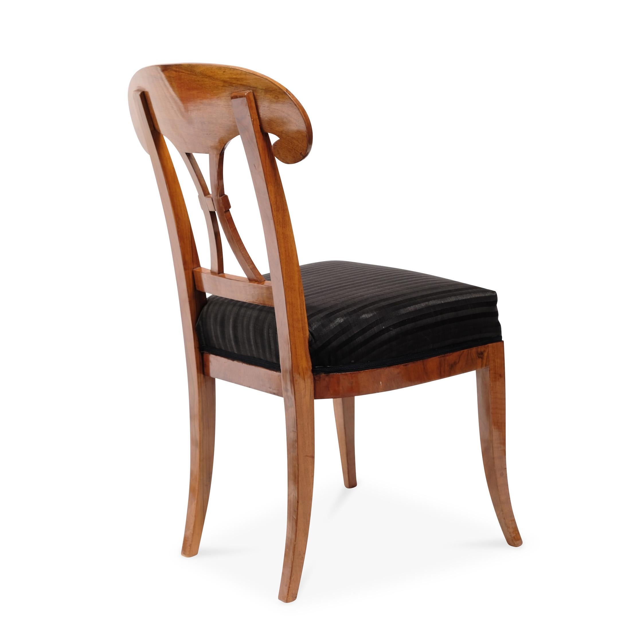Early 19th Century Set of 4 19th Century Biedermeier Chairs Walnut For Sale