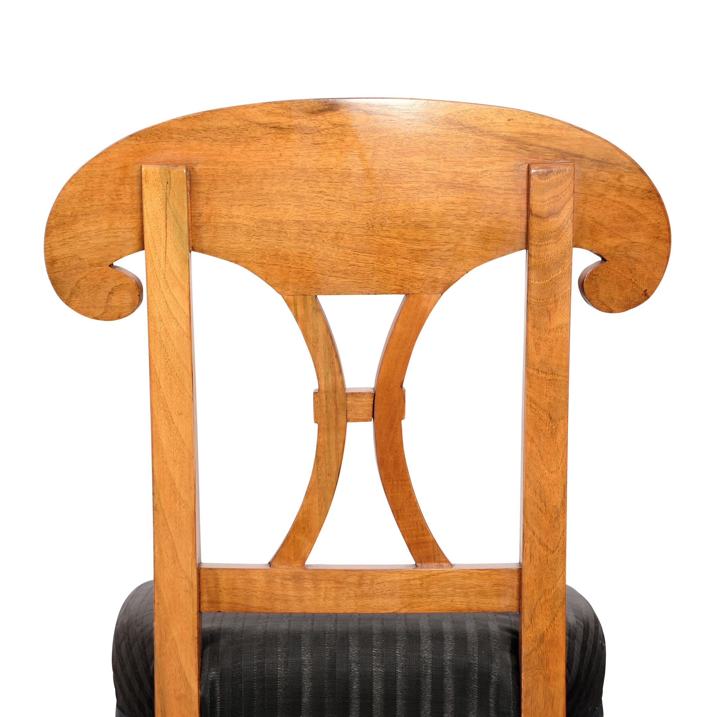 Satz von 4 Biedermeier-Stühlen aus Nussbaumholz, 19. Jahrhundert im Angebot 1