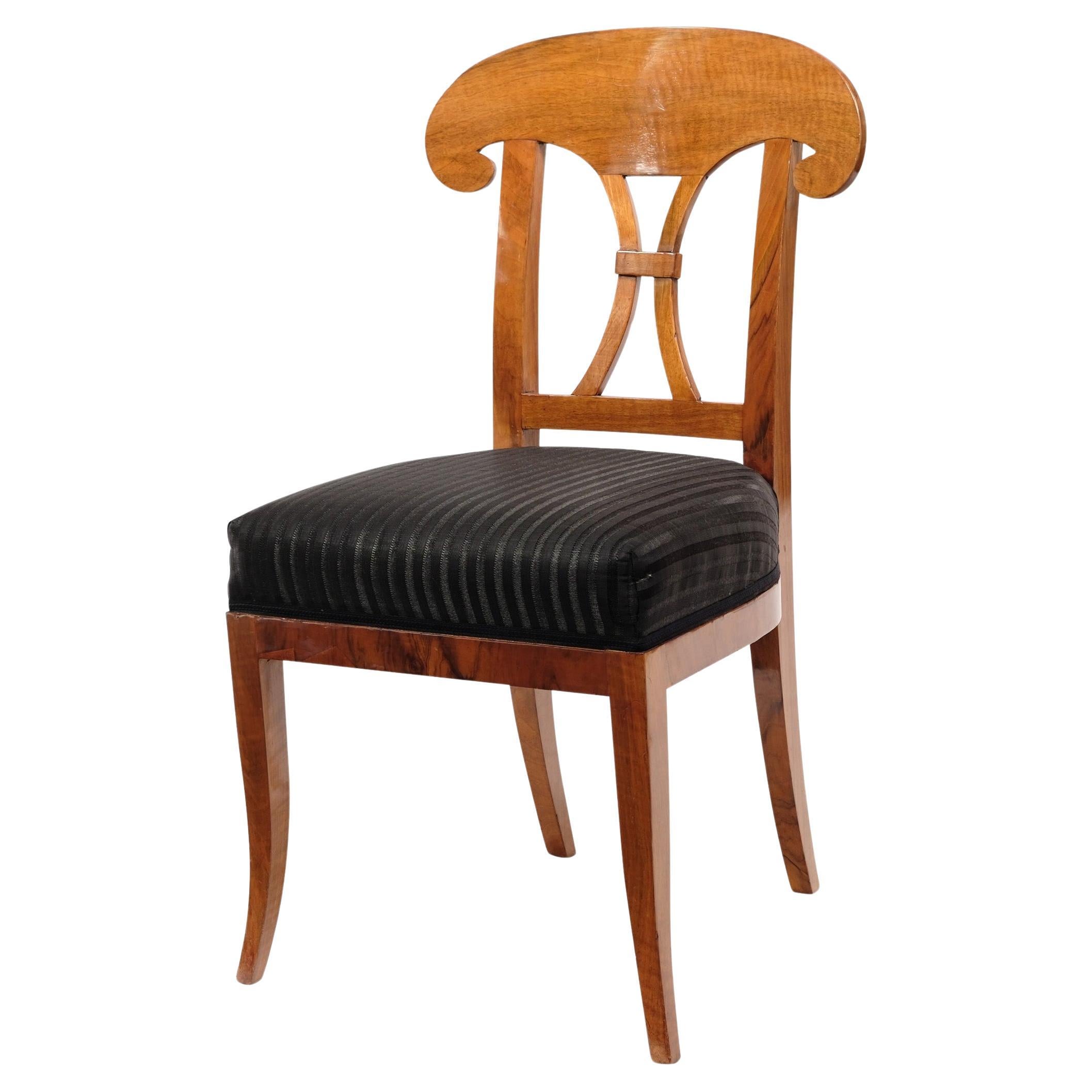 Set of 4 Biedermeier chairs with upholstered seat, around 1820, Germany, so called shovel chairs, solid walnut, newly upholstered and covered, horsehair cover, restored condition, shellac hand polish.

Height: 86 cm, width: 45 cm, depth: 40 cm,