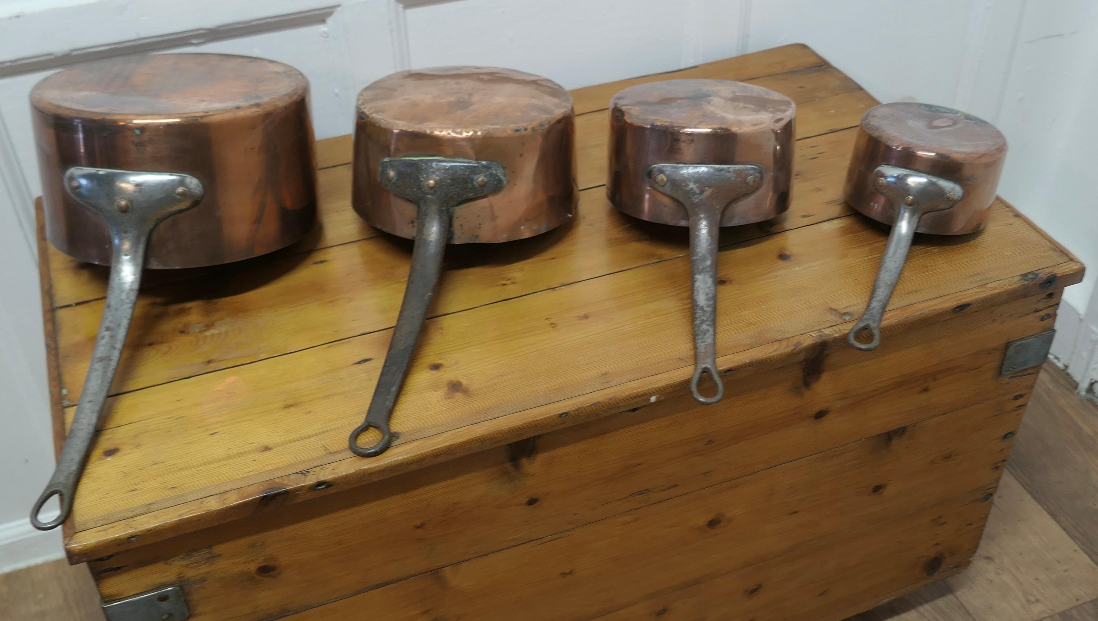 Set of 4 19th Century Copper Pots   Set of 4 well loved and well used copper pot In Good Condition For Sale In Chillerton, Isle of Wight