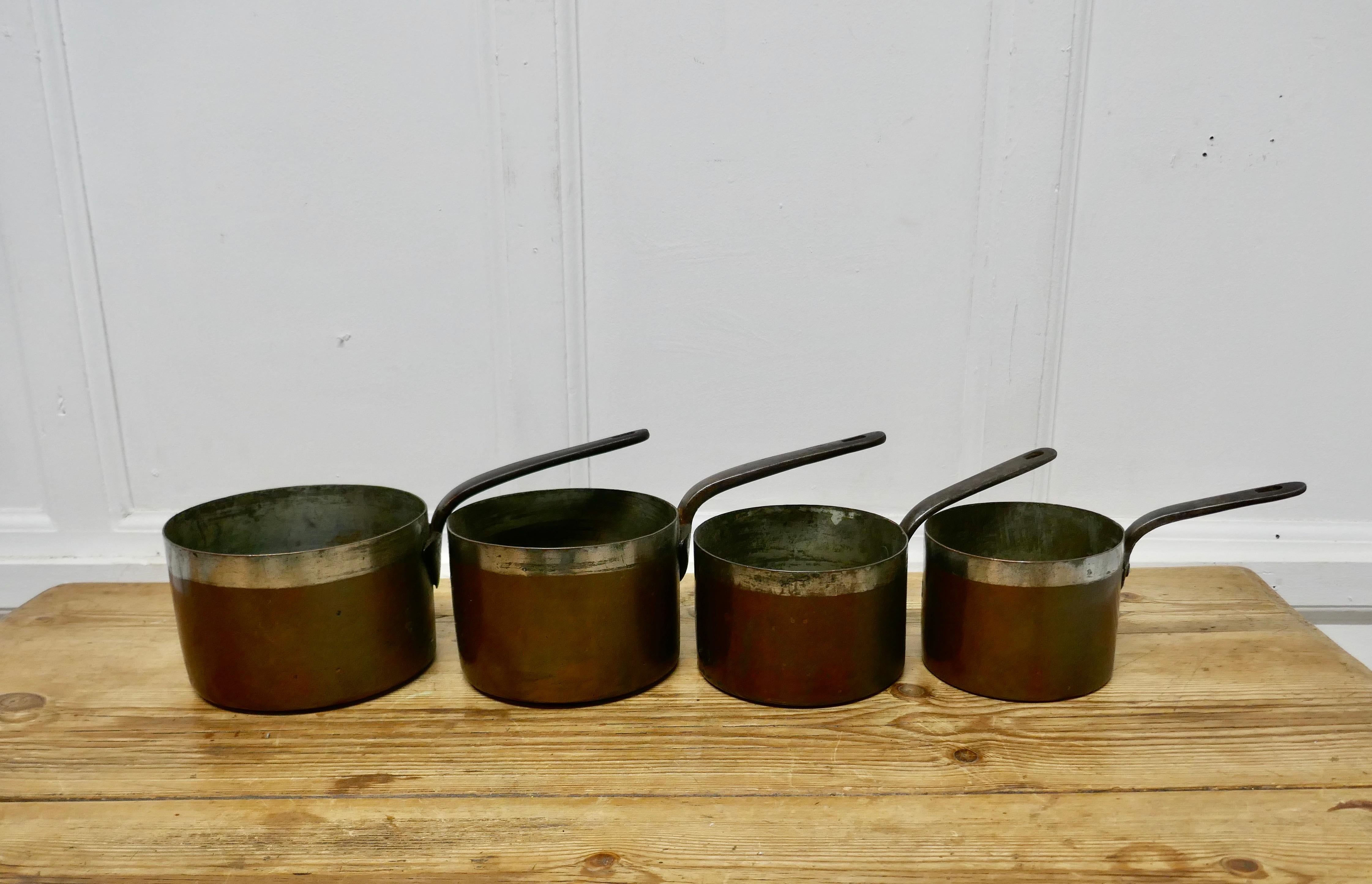 Country Ensemble de 4 pots en cuivre teinté écossais du 19ème siècle par James Grayson en vente