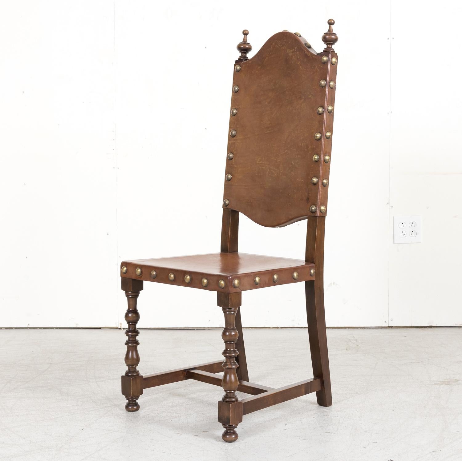 Satz von 4 Beistellstühlen aus Leder und Nussbaumholz im spanischen Barockstil des 19. Jahrhunderts im Angebot 5