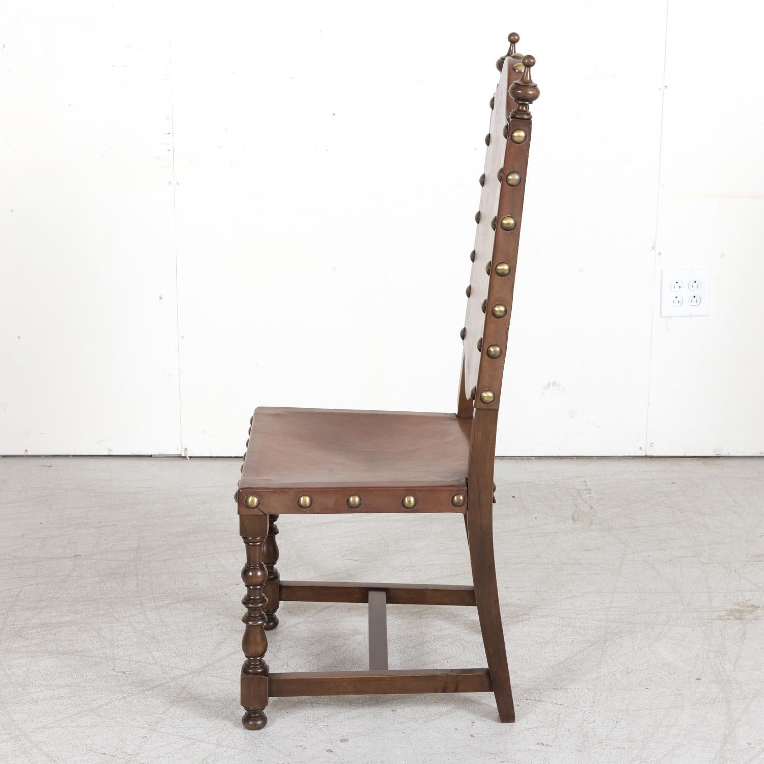 Satz von 4 Beistellstühlen aus Leder und Nussbaumholz im spanischen Barockstil des 19. Jahrhunderts im Angebot 8