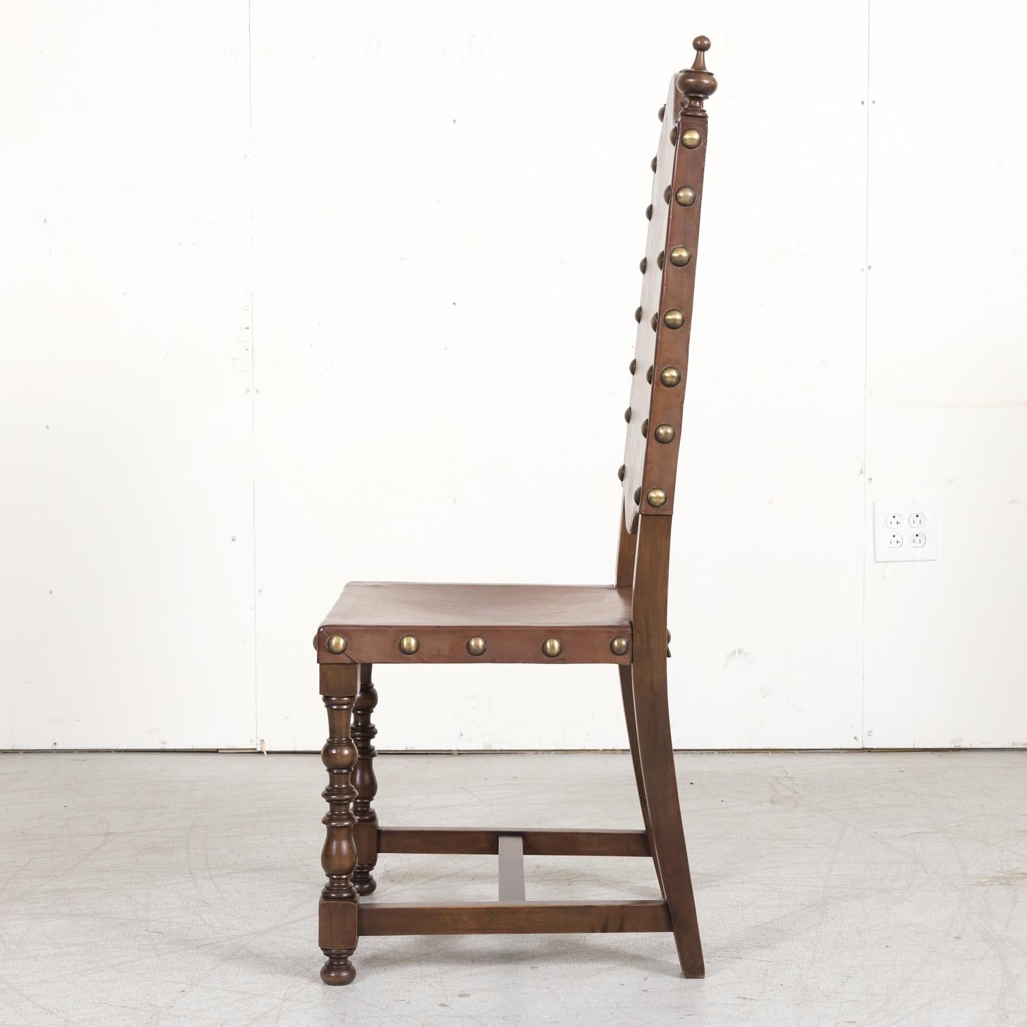 Satz von 4 Beistellstühlen aus Leder und Nussbaumholz im spanischen Barockstil des 19. Jahrhunderts im Angebot 9