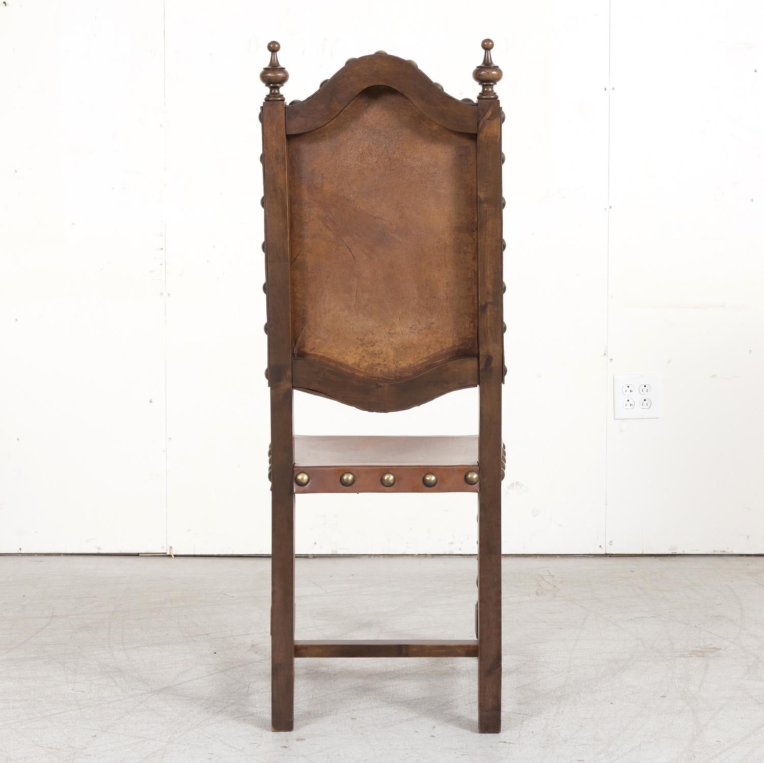 Satz von 4 Beistellstühlen aus Leder und Nussbaumholz im spanischen Barockstil des 19. Jahrhunderts im Angebot 13