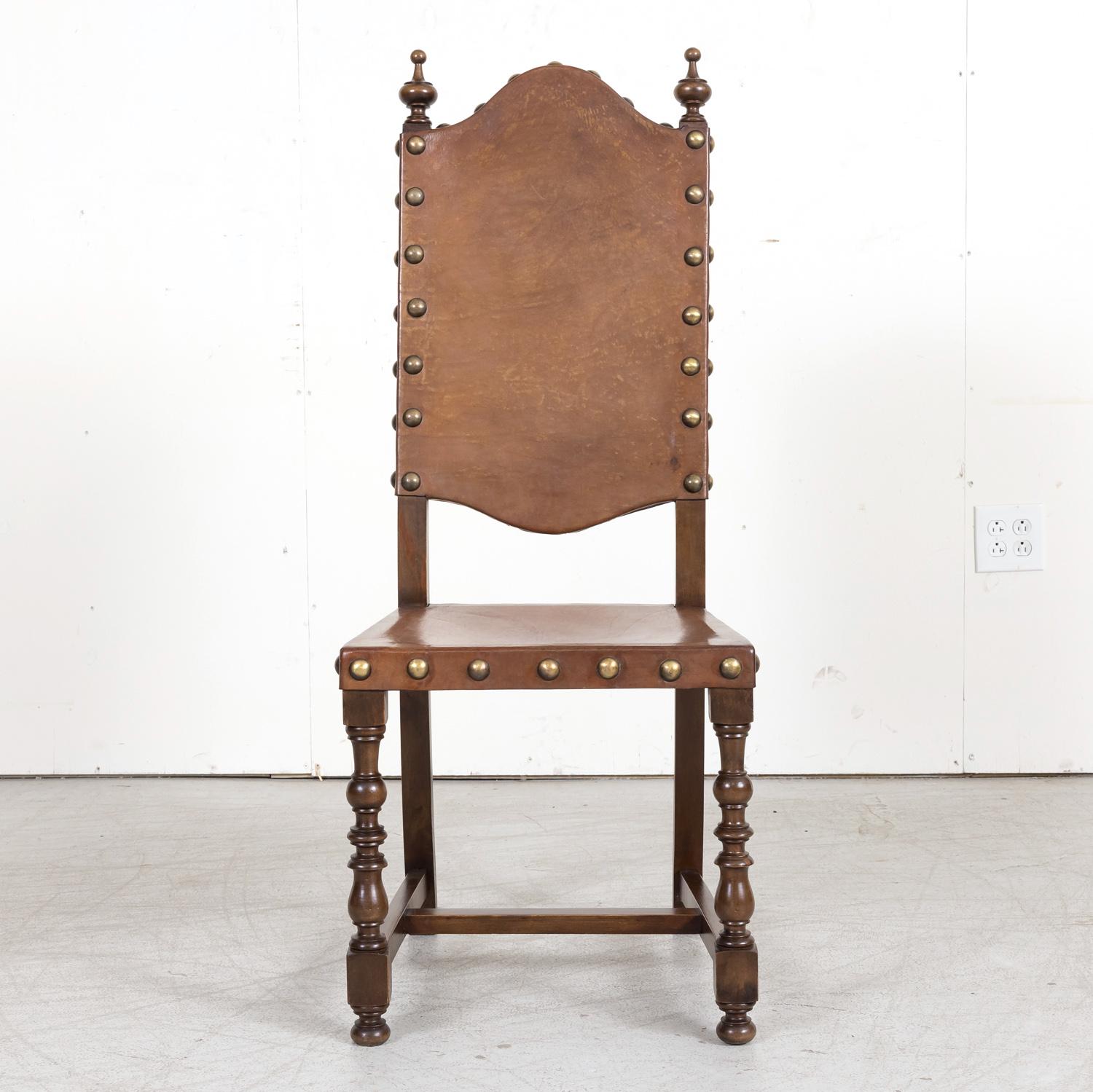 Satz von 4 Beistellstühlen aus Leder und Nussbaumholz im spanischen Barockstil des 19. Jahrhunderts (Spanisch) im Angebot
