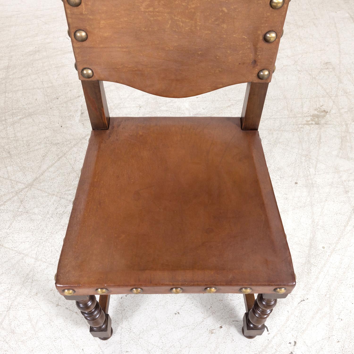 Satz von 4 Beistellstühlen aus Leder und Nussbaumholz im spanischen Barockstil des 19. Jahrhunderts (Spätes 19. Jahrhundert) im Angebot